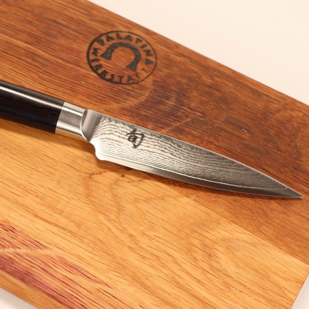 Kai Shun Classic DM-0700 - Set de regalo (cuchillo de oficina muy afilado, hoja de acero de damasco de 9 cm y tabla de cortar grande de roble de 30 x 18 cm)