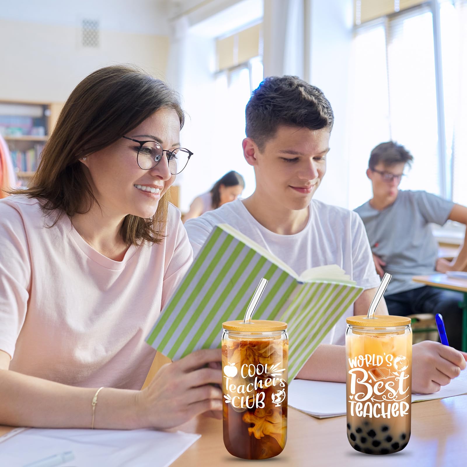 Pinkunn Juego de 12 vasos de vidrio para profesores, regalos de agradecimiento para profesores, vasos de cerveza con forma de lata de 16 onzas con tapas, pajitas, cepillos, regalos de agradecimiento