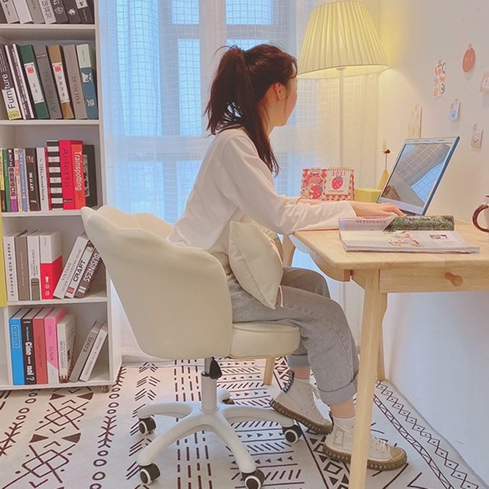 アクセサリーのかわいい乙女心のアイデアデスク用机のキャラクターです アクセサリーのかわいい乙女心のアイデアデスク用机のキャラクターです