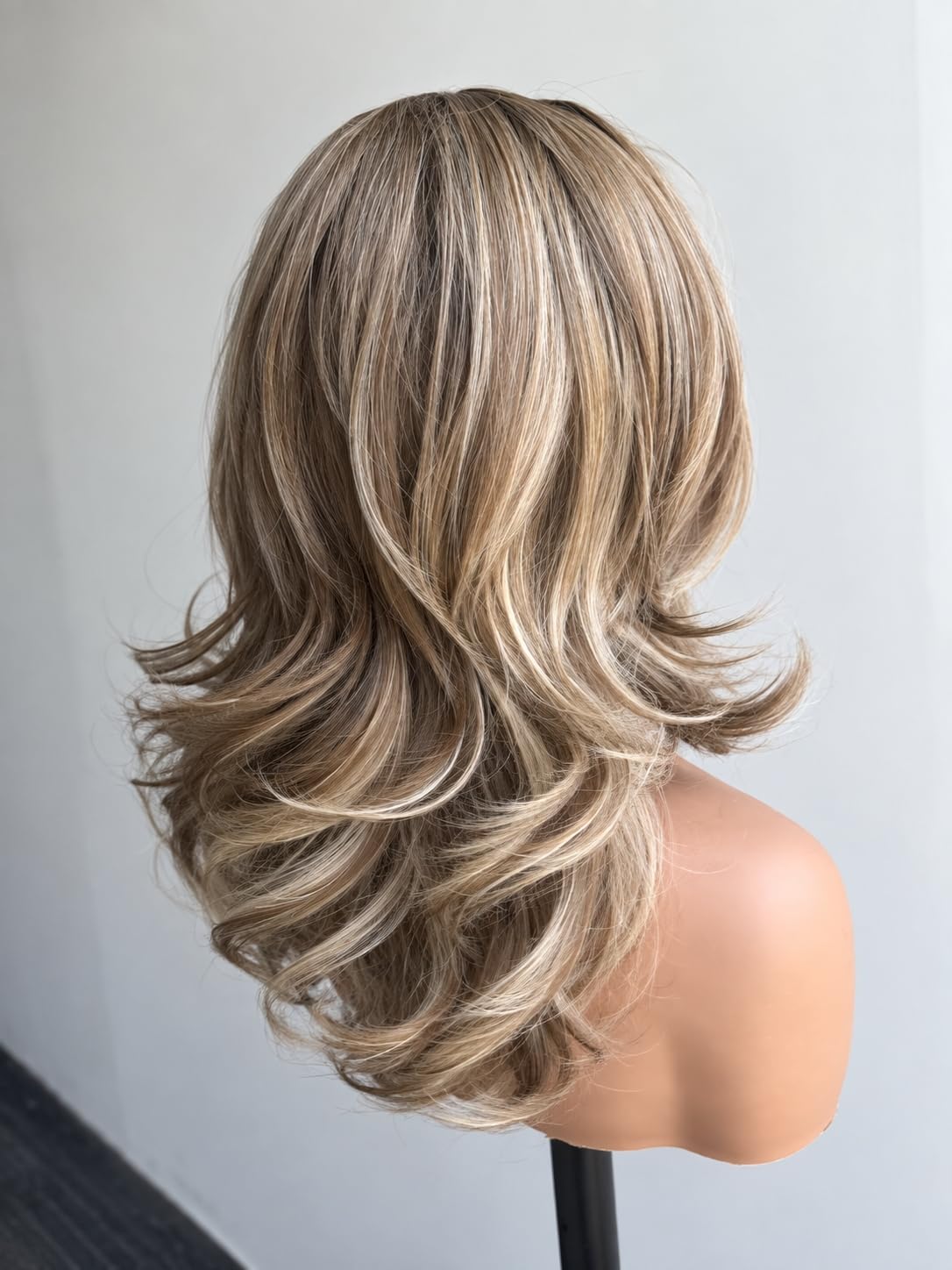 KOME Ash Blonde Highlight Synthetic Lace Front Wig, 13x4 HD Lace Layered Body Wave Glueless Curly Wigs for Women Daily Party Use 18IN