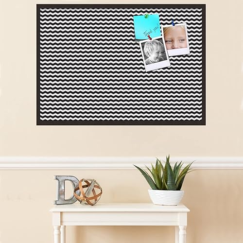 Miniatura 2 de PinPix Tablero de anuncios de corcho de 40 x 28 pulgadas. Este tablero decorativo enmarcado viene con diseño de cheurón blanco y negro y un marco de