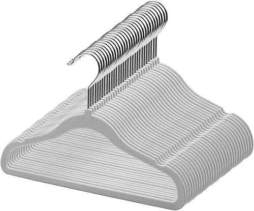 GoodtoU Perchas de terciopelo para niños, paquete de 30 perchas de terciopelo antideslizantes para niños pequeños (gris claro, paquete de 30