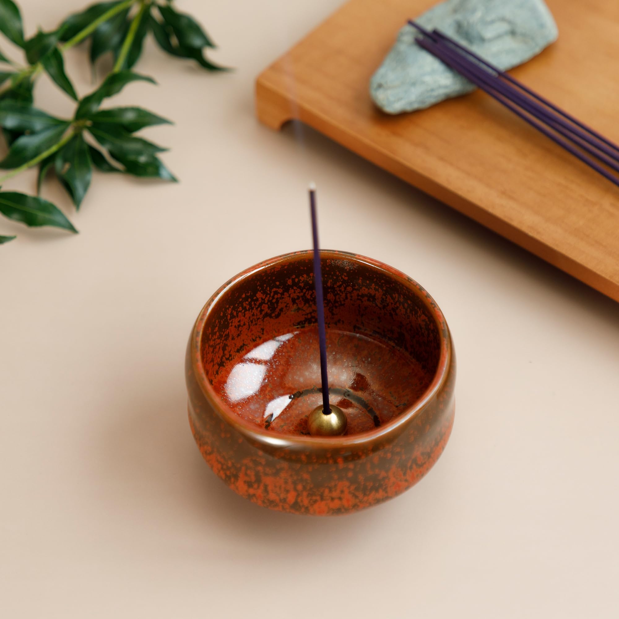 Asayu Japan - Quemador de Incienso Naranja Ladrillo, Hecho en Japón para Varillas, Porta Incienso de Cerámica con Soporte Metálico para Varillas (Naranja Rojo Ladrillo)