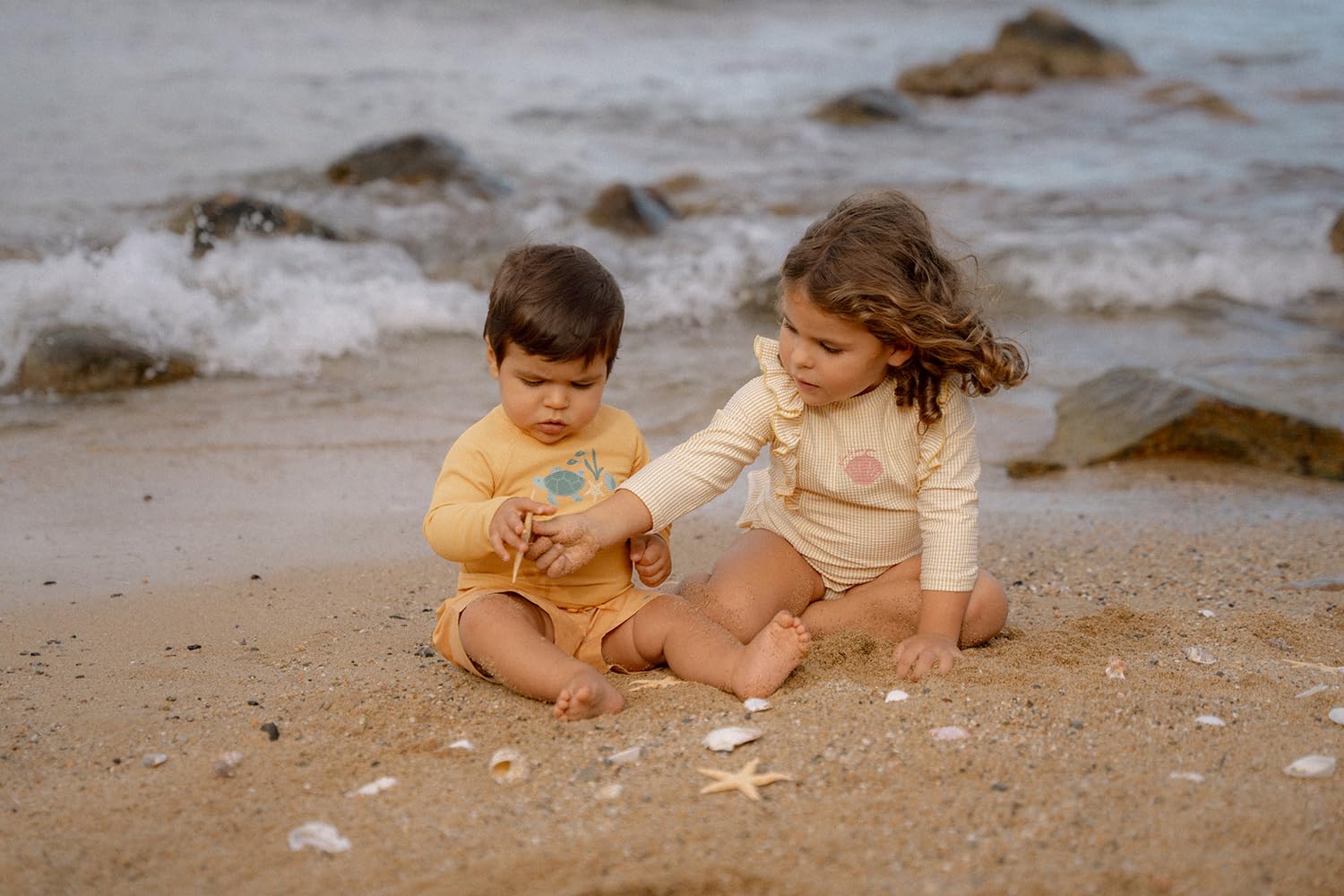 Little Dutch CL25038327 Schwimmshirt mit Rüschen Langarm - Ocean Treasures gelb (Gr. 86/92)
