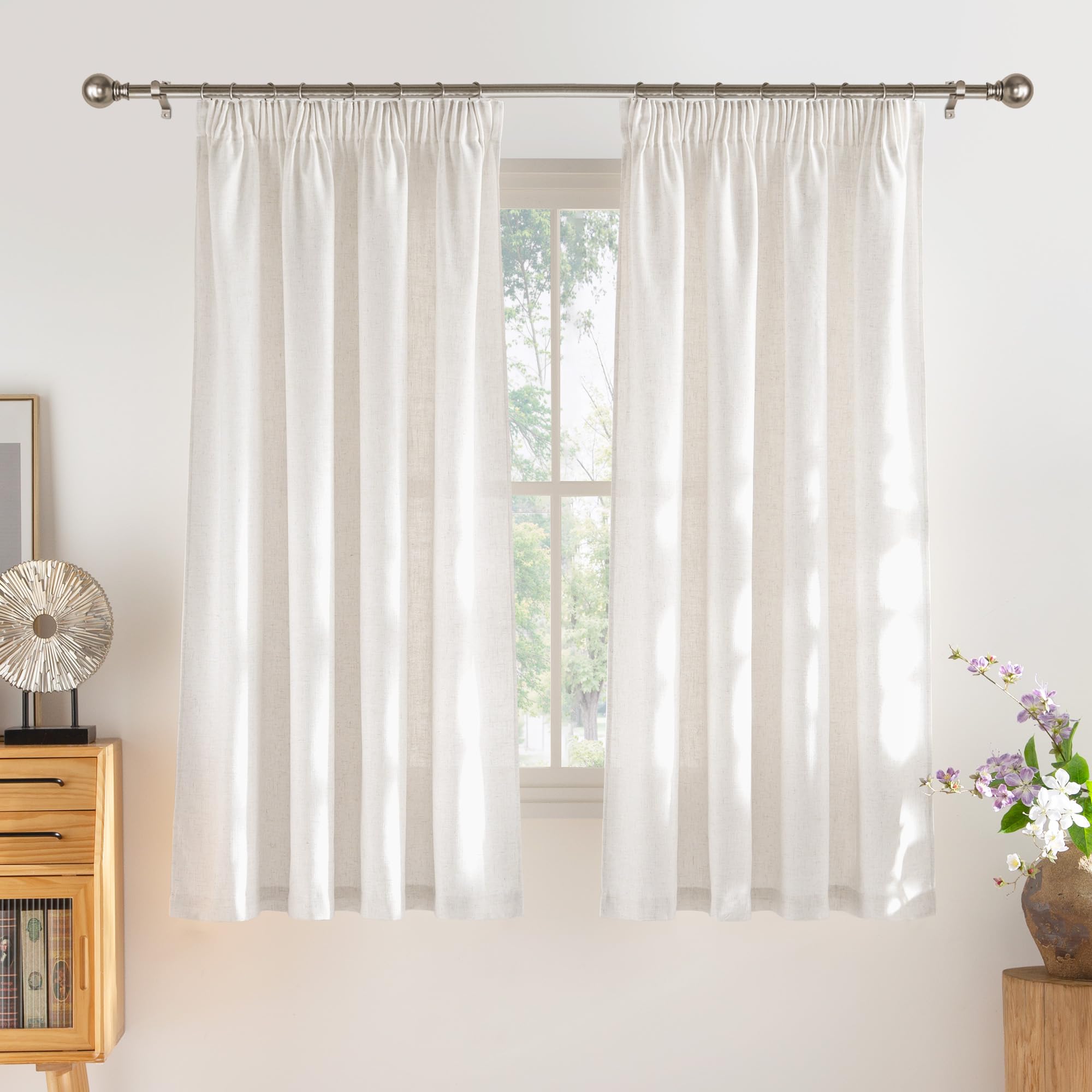 Draperies intérieures effet lin pour une cuisine lumineuse