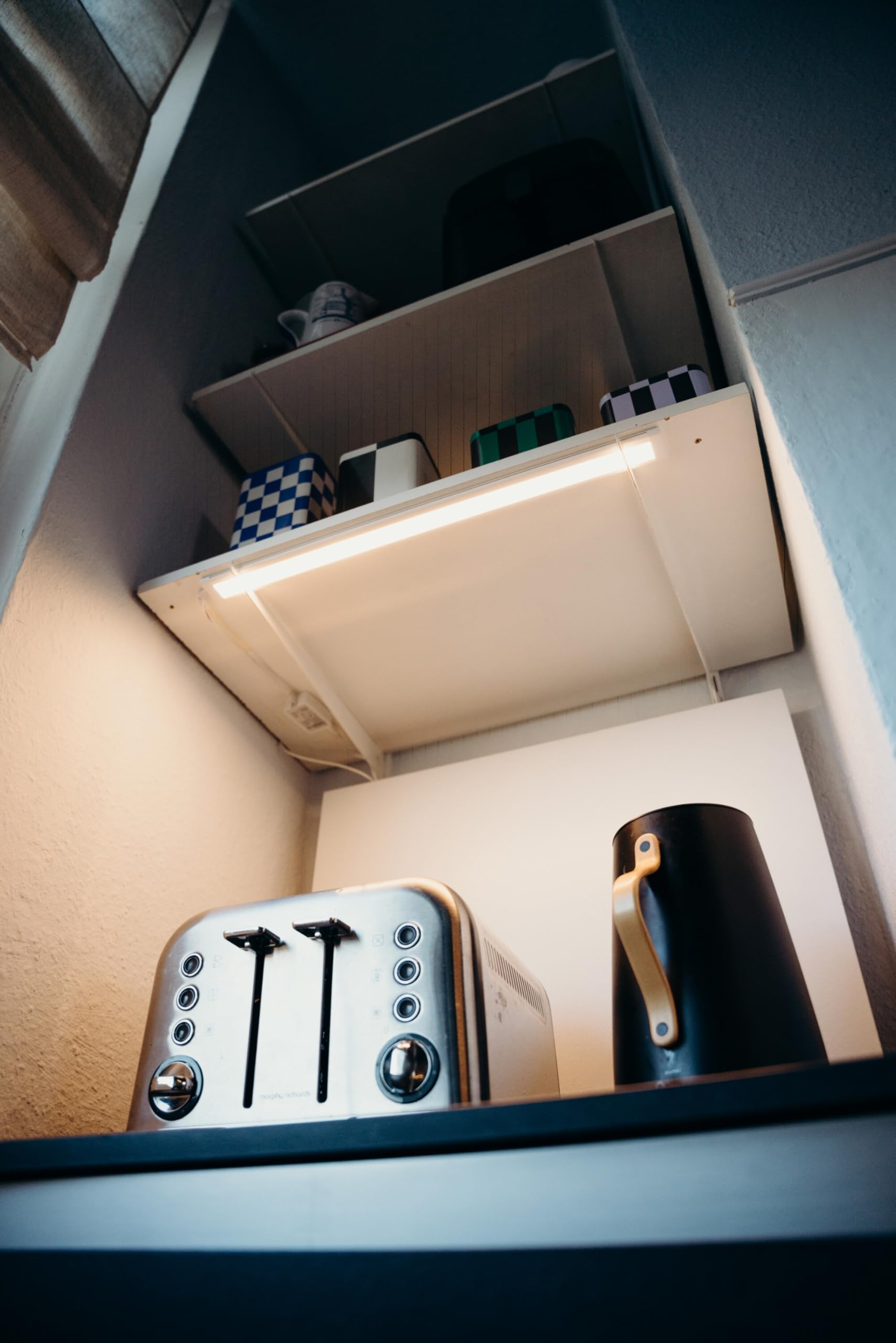 OSRAM Oświetlenie podszafkowe SMART+ Wifi wąskie 50x3,75 z TW, w kolorze białym z obudową aluminiową, stopień ochrony IP20 do użytku wewnątrz pomieszczeń, łatwe w montażu