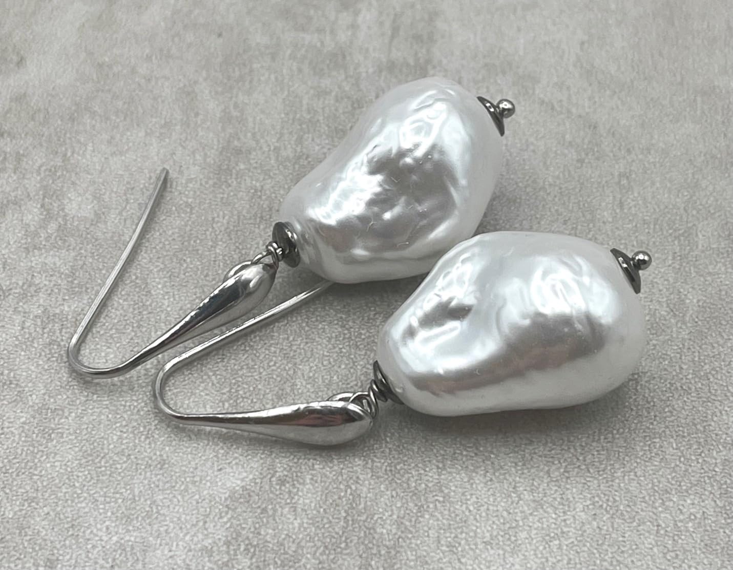 Orecchini con Perle Barocche Bianche in Conchiglia, Pendenti Matrimonio, Argento 925 Italiano, Gioielli Made in Italy, Bijoux Artigianali