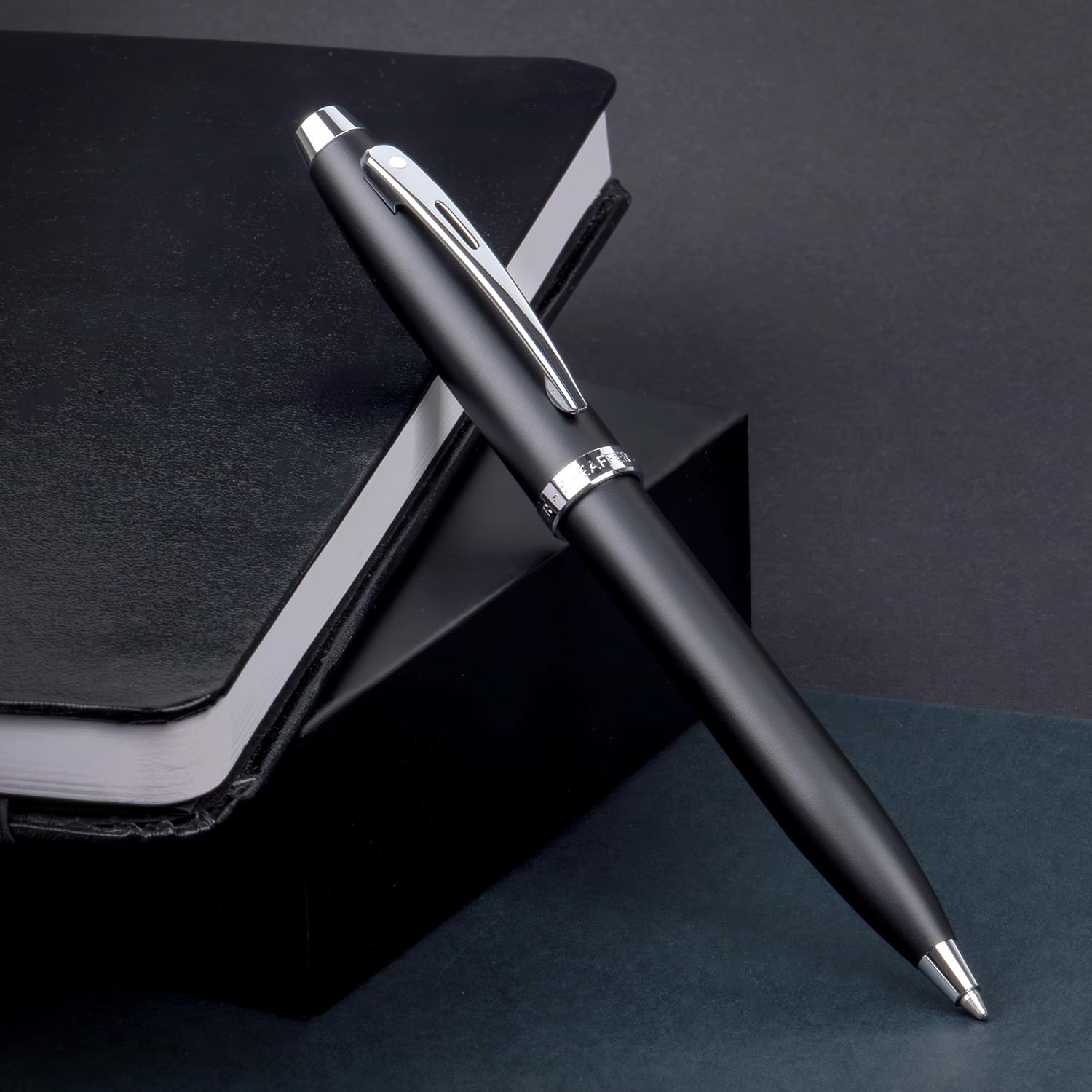 Sheaffer Geschenkset 100 | G9317 Mattschwarz mit Chromverzierung Kugelschreiber mit mittlerem Notizbuch | Premium-Geschenkset