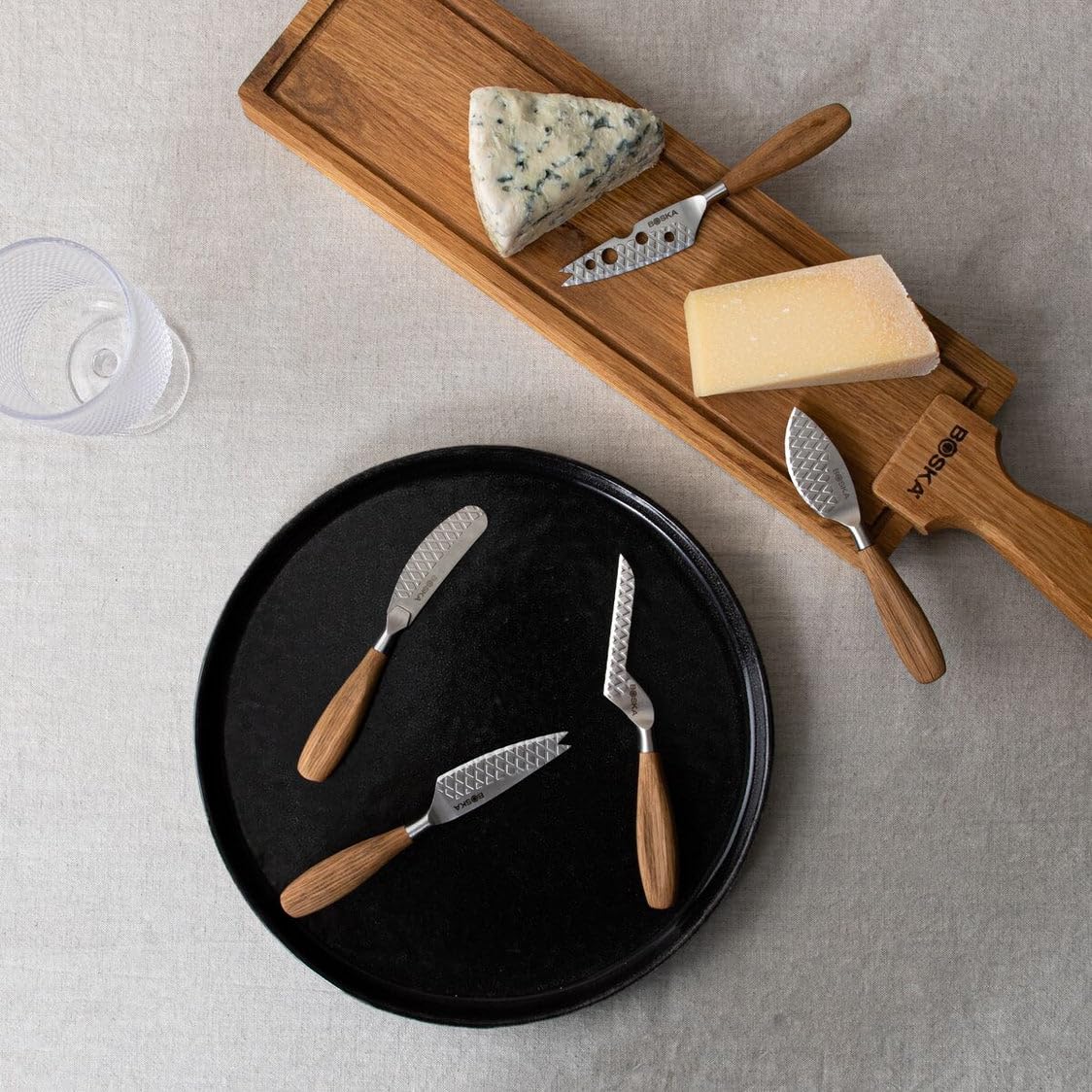 BOSKA Käsemesser-Set Oslo+ Small / 5 Käsemesser/Für alle Käsesorten auf einem Käsebrett/Stilvolles & kompaktes Design/Einzigartige Rhombenstruktur/Edelstahl/Europäische Eiche/Geschenktipp