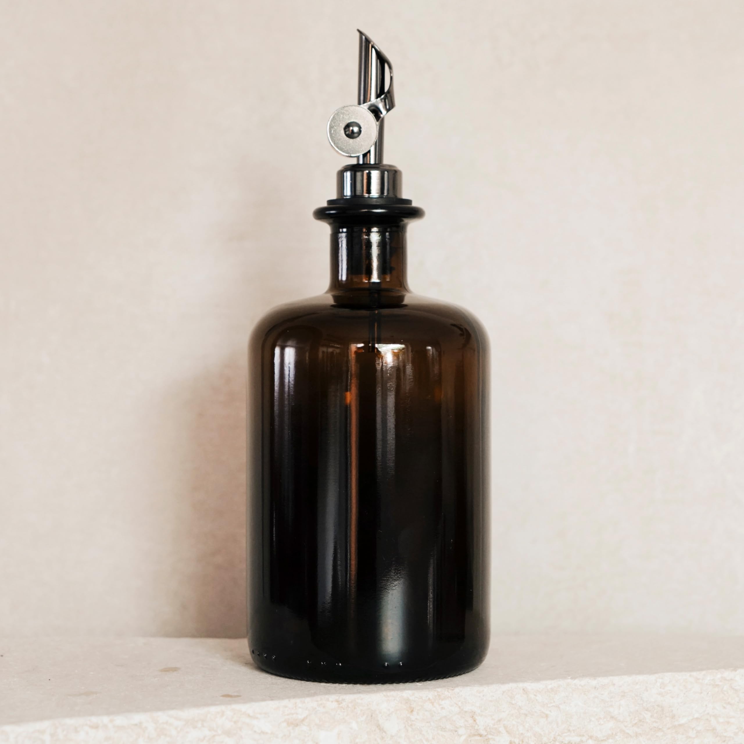 3 bottiglie di olio da riempire – Dispenser di olio moderno in vetro marrone con beccuccio in acciaio inox – Dispenser per olio, aceto e balsamico – vari adesivi – 500 ml – con adesivi