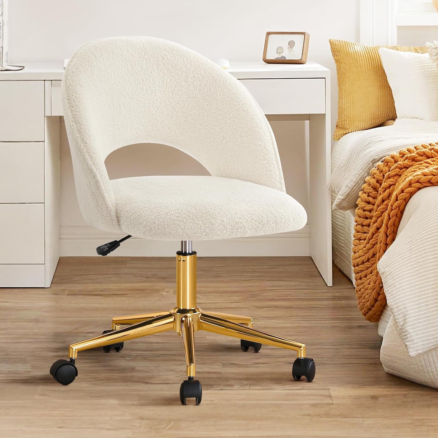 Hellove Bürostuhl mit goldenem Gestell, Schreibtischstuhl, Schminktischstuhl aus Sherpa, 360°Drehstuhl Höhenverstellba 135 kg belastbar für Wohnzimmer,Schminkzimmer,Schlafzimmer, Weiß