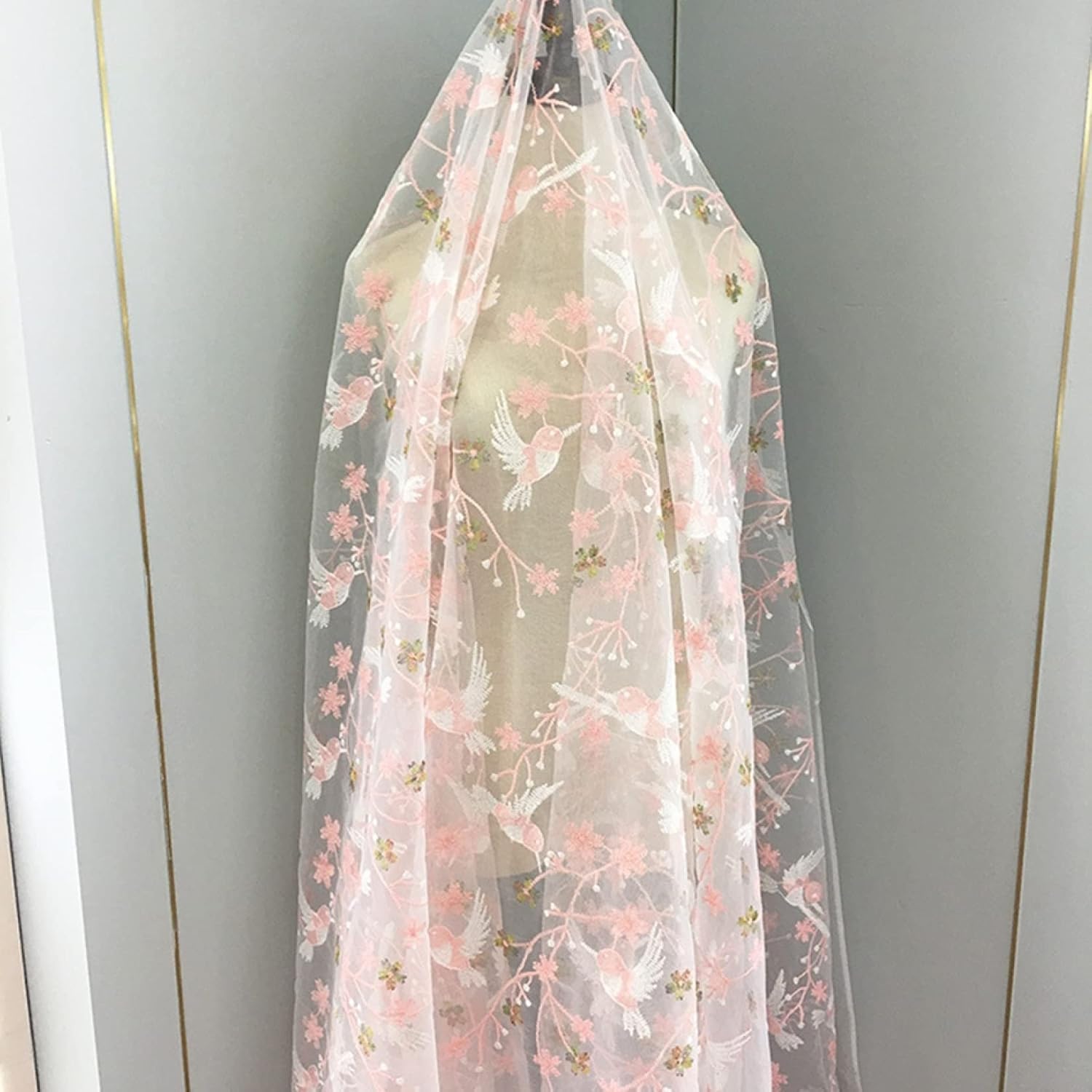 Tessuto in tulle di pizzo con fiori e uccelli ricamati in poliestere