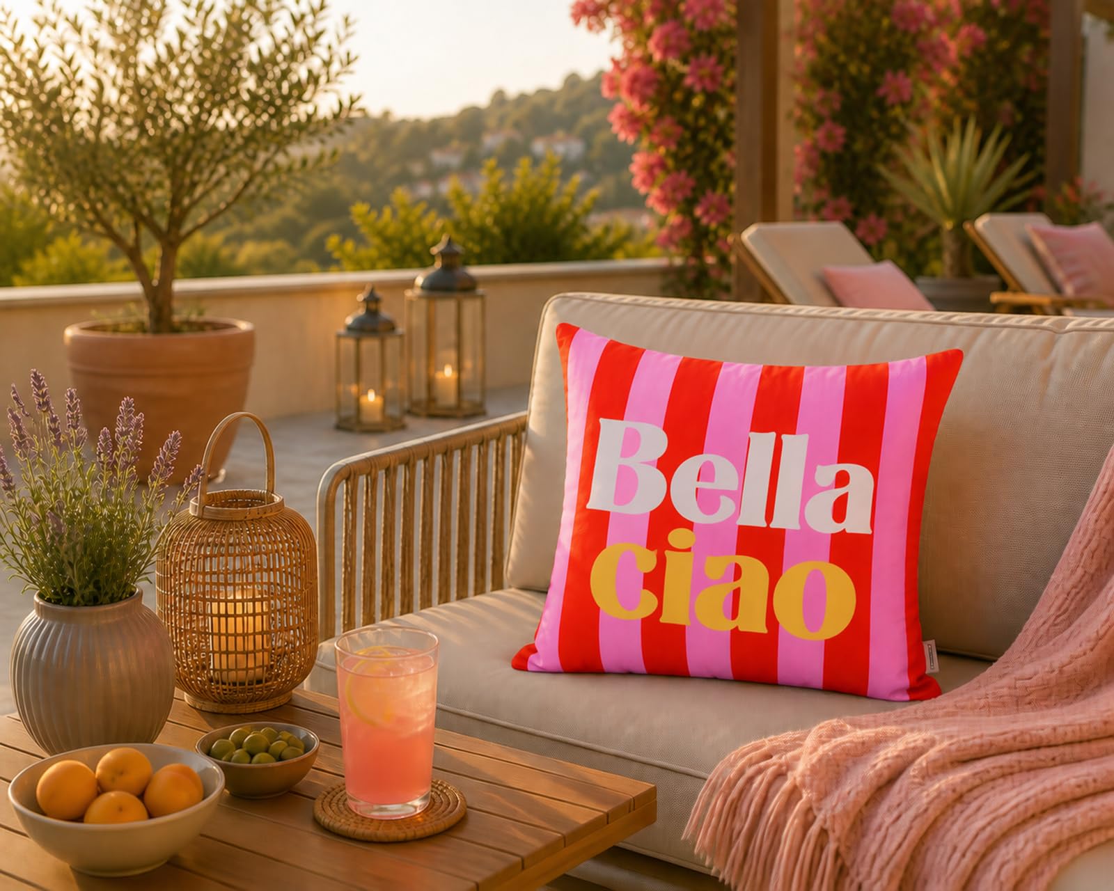 KAMACA Outdoor Dekokissen Bella Ciao 45x45 cm Rot Rosa Gestreift – Gartenkissen mit 370g Füllung – Wasserabweisend, Schmutzabweisend & Strapazierfähig – Balkon Terrasse Lounge Kissen