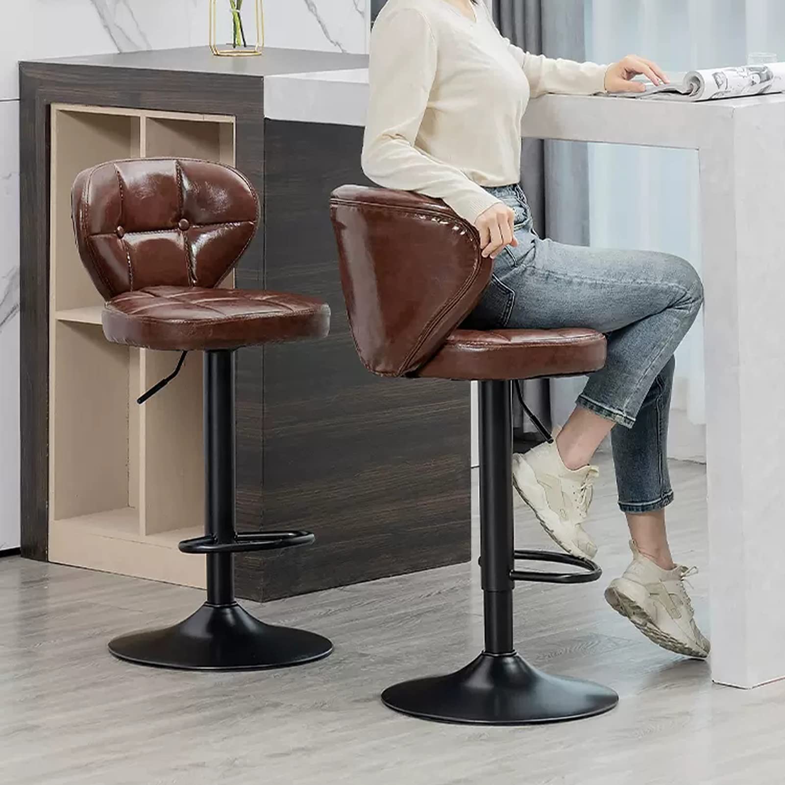 Sgabello Da Bar Girevole In Pelle Pieno Fiore Marrone – Struttura In Legno, Altezza Seduta 66cm, Con Schienale, Per Cucina E Isola