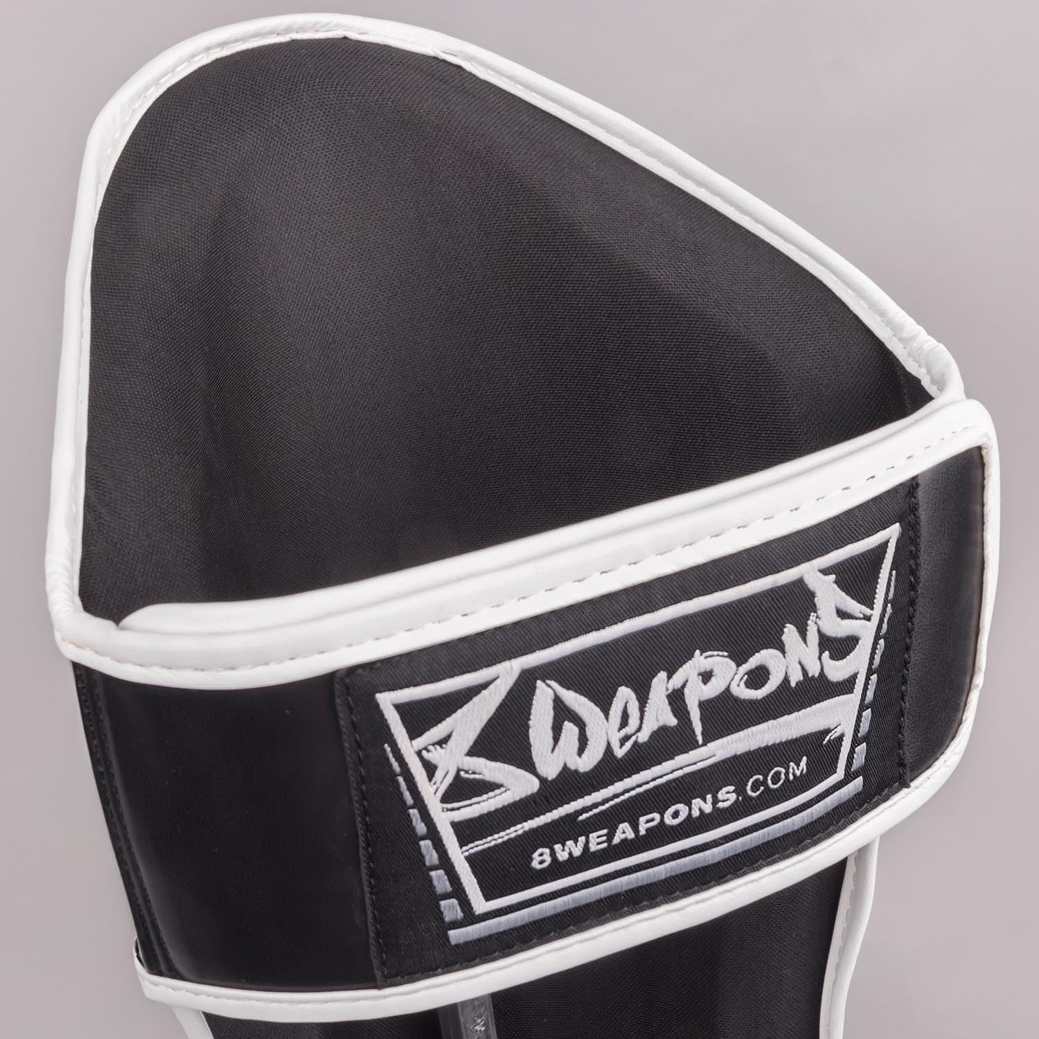 8 WEAPONS Espinilleras Shift, color blanco y negro, entrenamiento y competición, piel sintética de alta calidad y amortiguación perfecta, Muay Thai, K1, MMA, karate y kickboxing