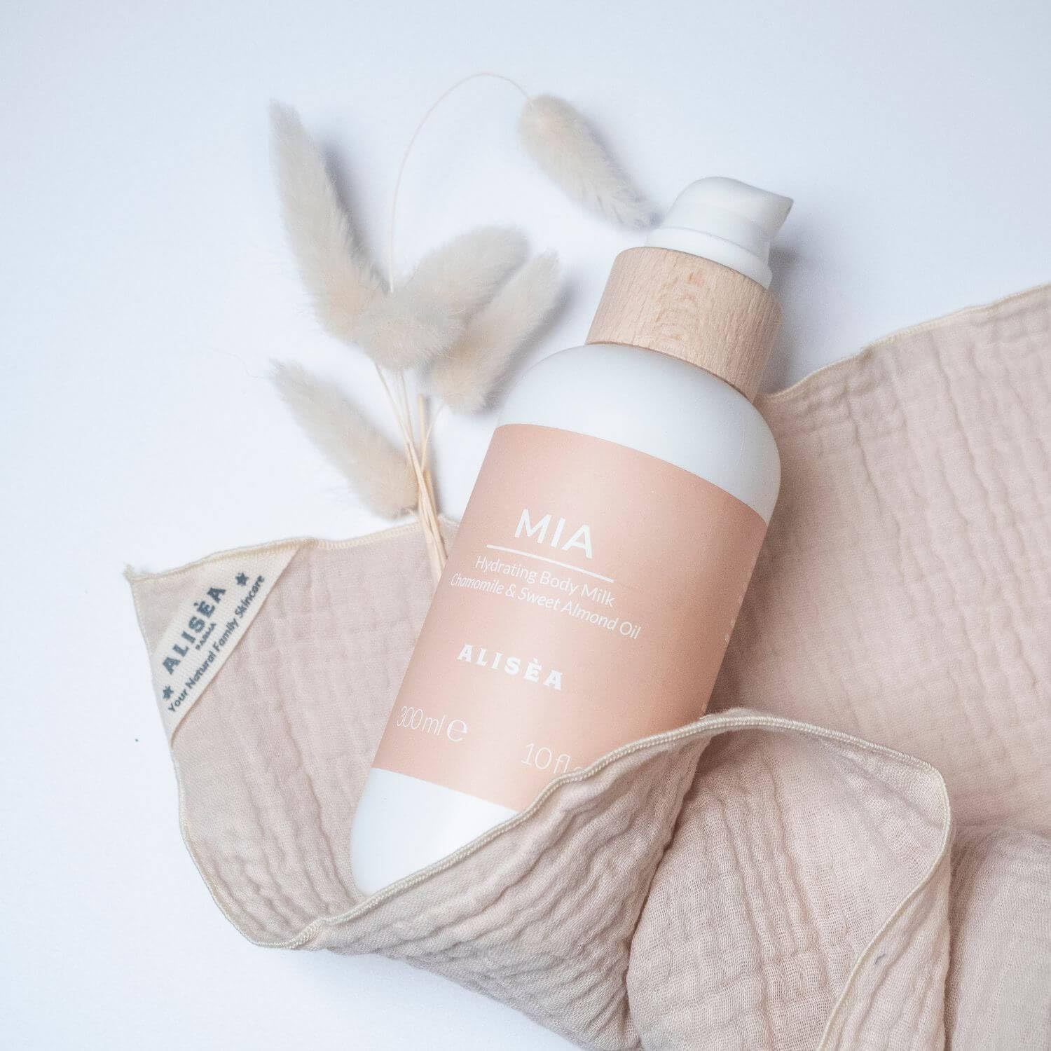 Alisea Parma Mia, Latte Idratante Delicato alle note dorate del miele. Adatto alla pelle sensibile dei bambini, allevia i rossori e previene la secchezza cutanea. 300ml.