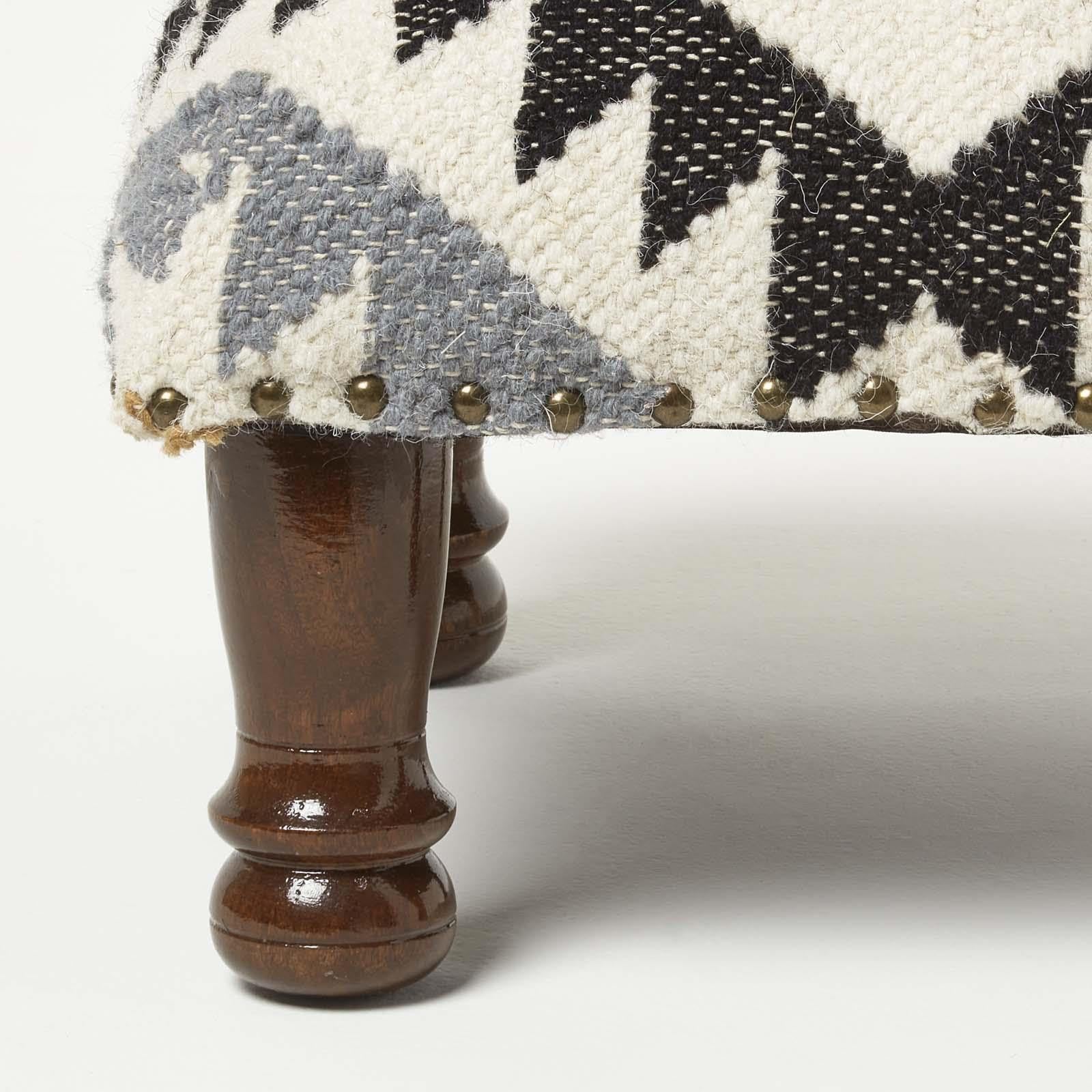 Pouf Kilim HOMESCAPES 40x40x25cm - Laine Et Coton Motif Géométrique - Pieds Bois Massif - Déco Bohème