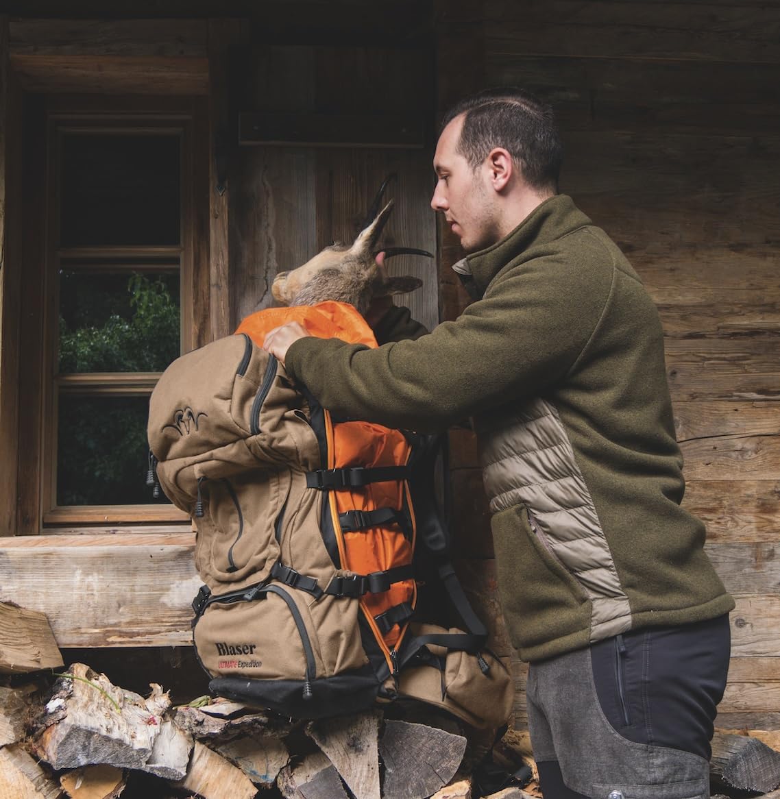 Blaser – Ultimate Expedition | Jagdrucksack mit 43 L Hauptfach & Wildbergefach | Top- & Frontload, wasserabweisend, geräuscharmes Polyester | inkl. Gewehrhalterung & Schweißsack