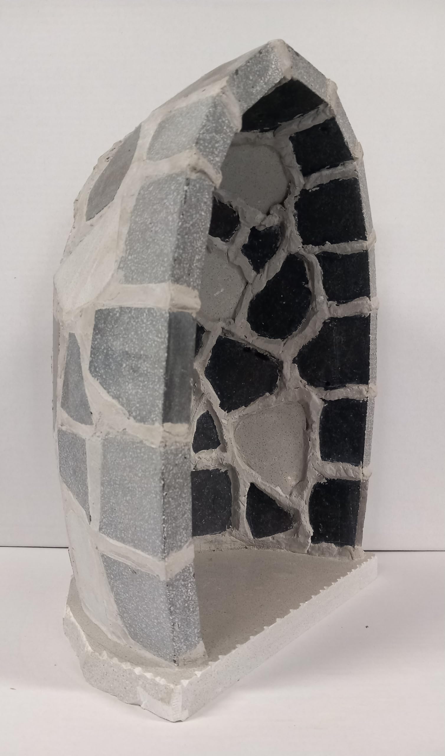 ArteSacraCaravaggio Grotta per statua artigianale in marmo grigio con inserti e base in pietra serena cm 37 x 27 realizzata interamente a mano di produzione artigianale italiana