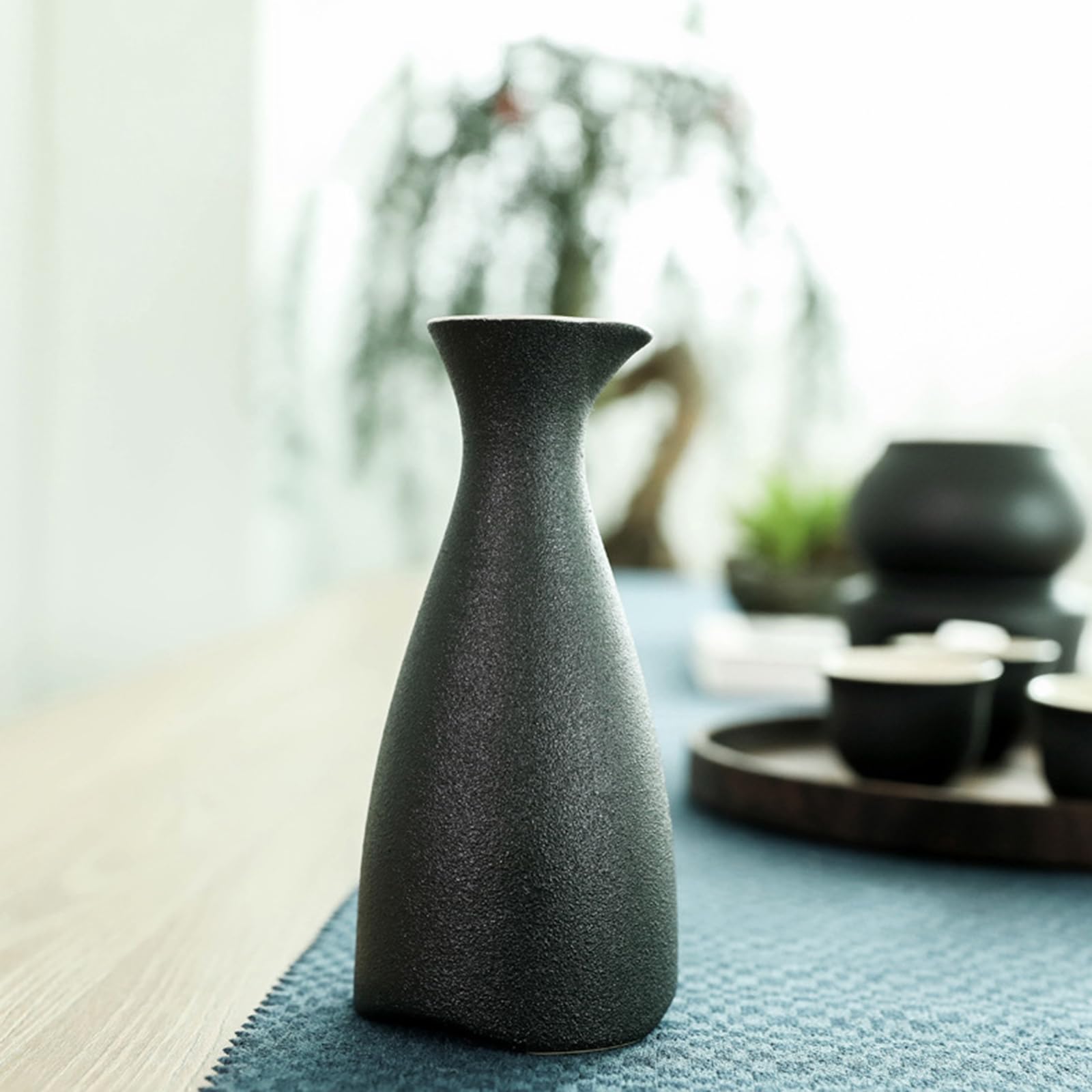 elegante japanische Sake Flaschen Set enthält eine Karaffe, einen Warmhalteofen, eine Schüssel und passende Tassen für traditionelles Trinken und den Heimgebrauch Sake Wärmer Set aus Keramik