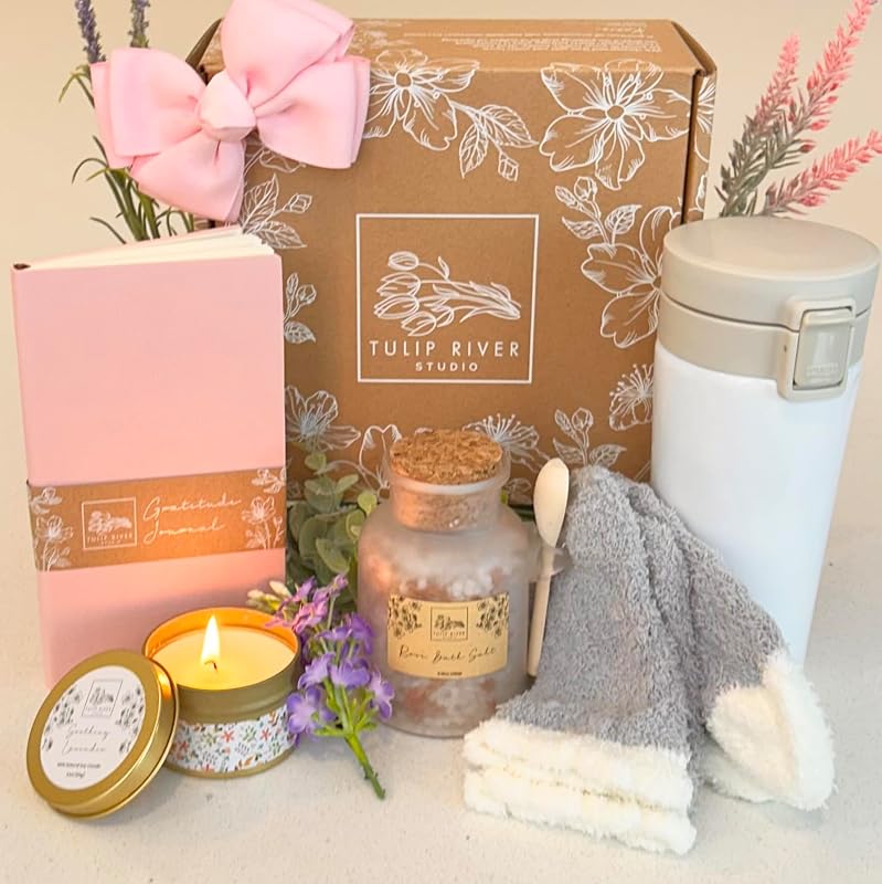 Kit para presente Tulip River Studio com caneca, sais de banho, vela, meias e cartões