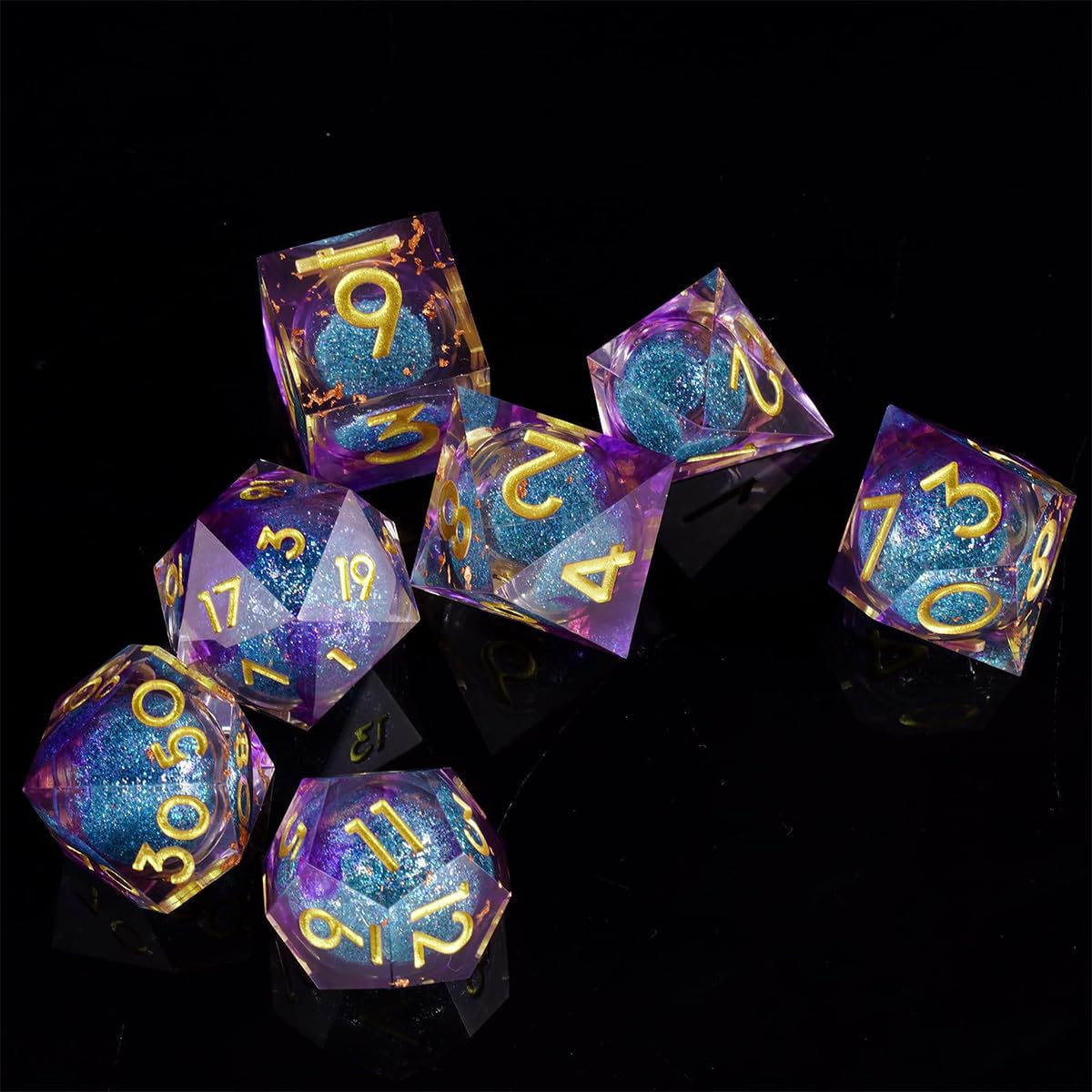 Sarini 7-teiliges Würfelset mit Flüssigkern und Kunstharz,scharfe Kanten,polyedrische DND-Würfel für Dungeons and Dragons,RPG,MTG-Tischspiele (Blau/Lila) - Image 3