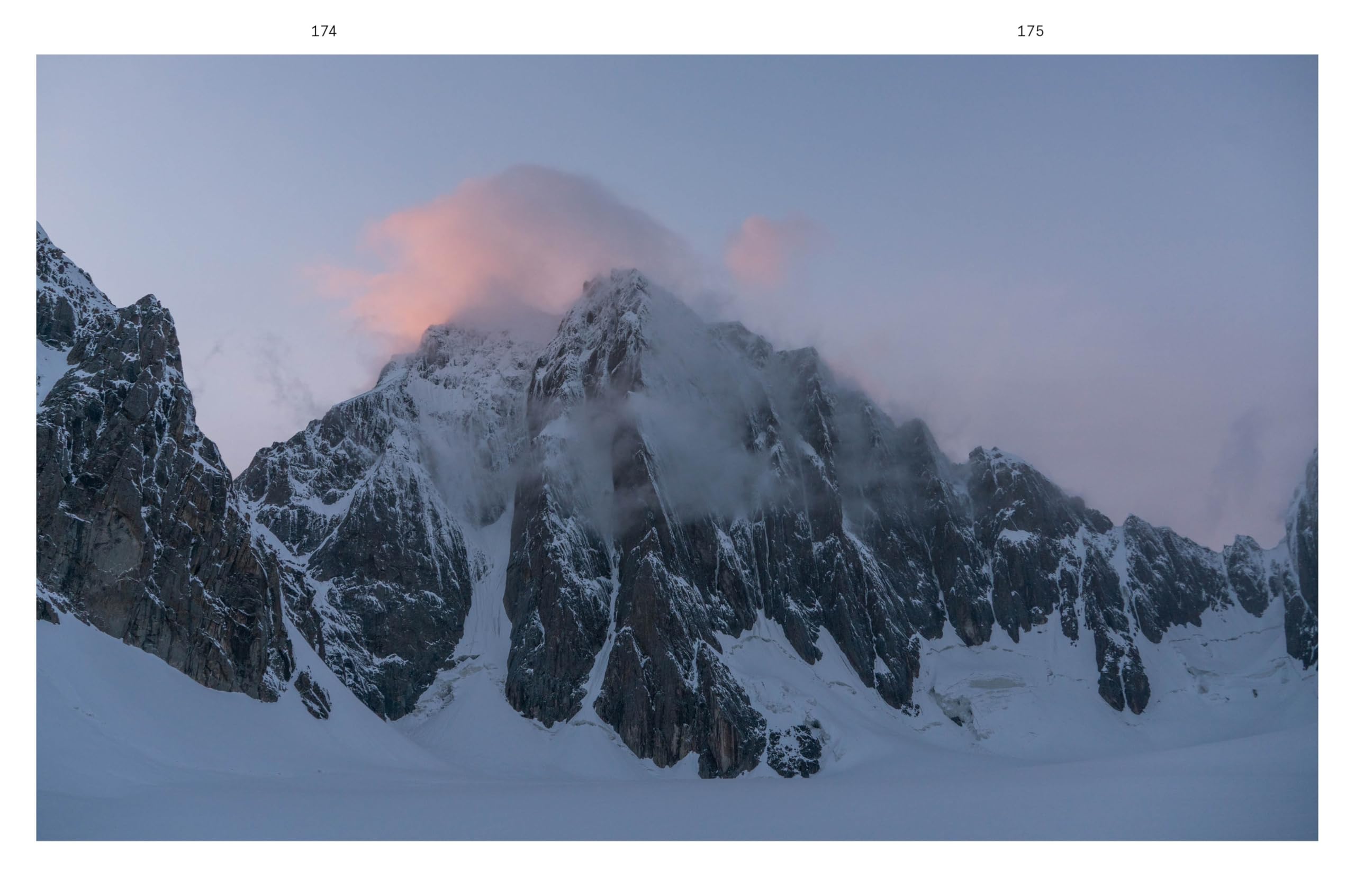 Mountaineering Women: Climbing Through History /anglais