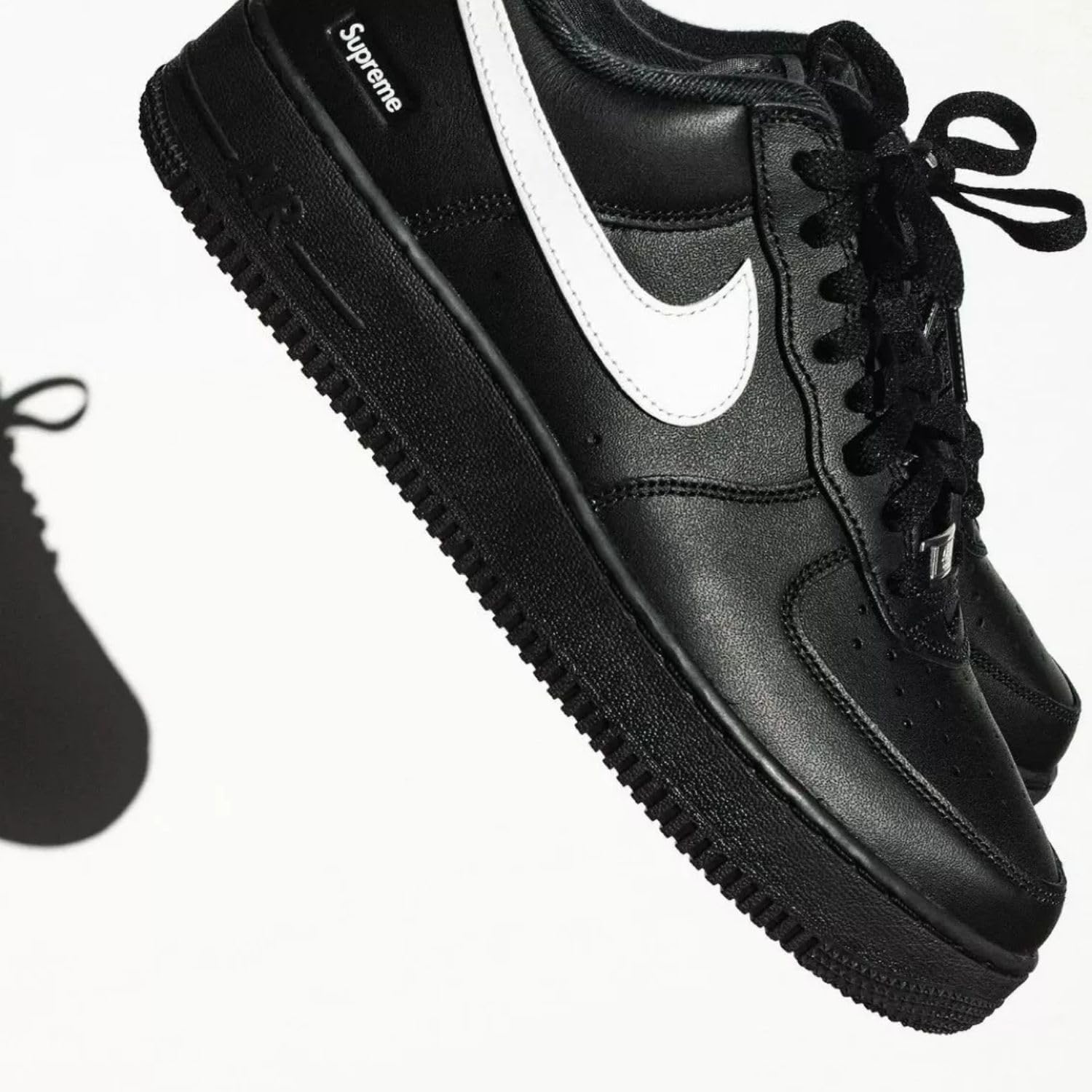 ナイキ] Supreme x Air Force 1 Low SP ブラック/ホワイト CU9225-002