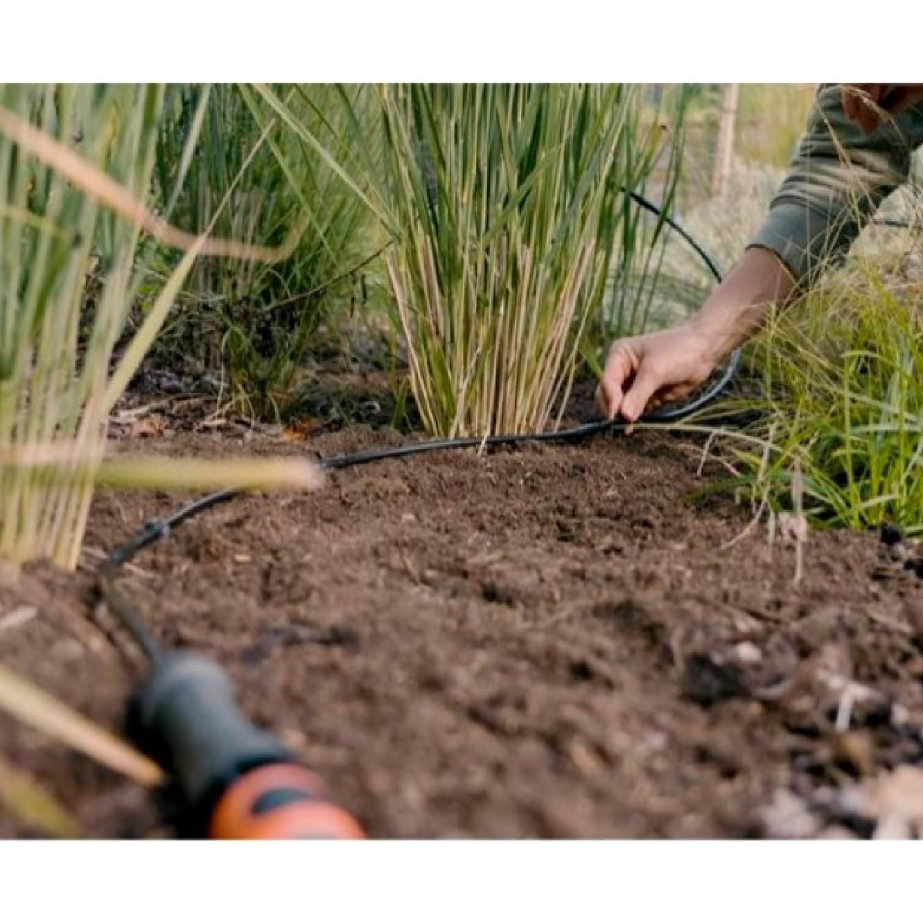 Gardena linia kroplująca do rzędów roślin – zestaw L: system nawadniania ogrodowego Micro-Drip zapewnia oszczędzające wodę, łagodne nawadnianie rzędów roślin (13013-20)