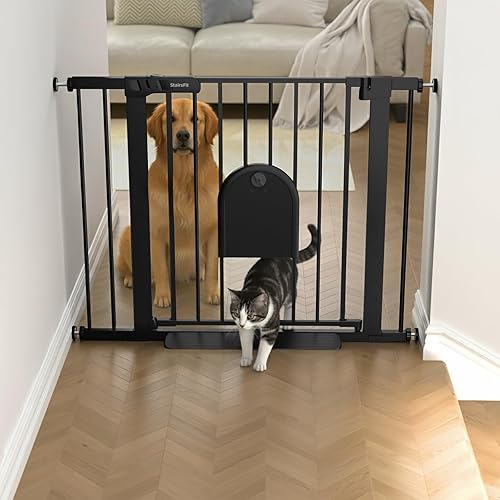 Puerta de seguridad, puerta de metal de cierre automático de 29.5-47.6 pulgadas con puerta para mascotas, negro, montaje en pared para escaleras y
