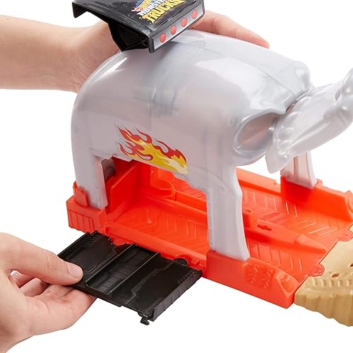 Miniatura 3 de Hot Wheels Juegos de Monster Truck Pit & Launch con un camión monstruo y un automóvil 1:64, mezclador de huesos del equipo, multicolor