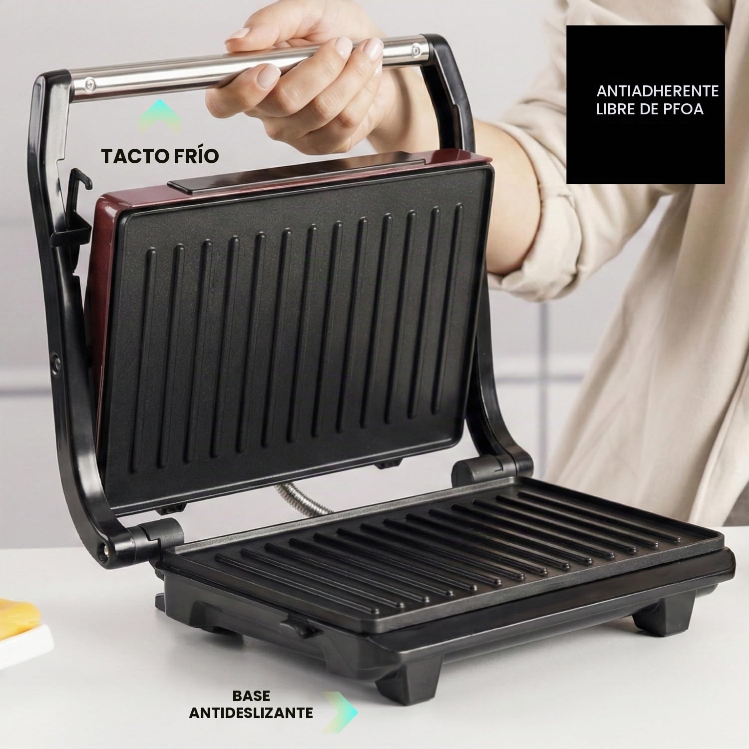 Taurus - Sandwichera eléctrica Toast & Co 700W, Placas grill antiadherentes, Placa superior auto ajustable, Asa cool touch, Sistema de bloqueo, Almacenaje vertical, Burdeos