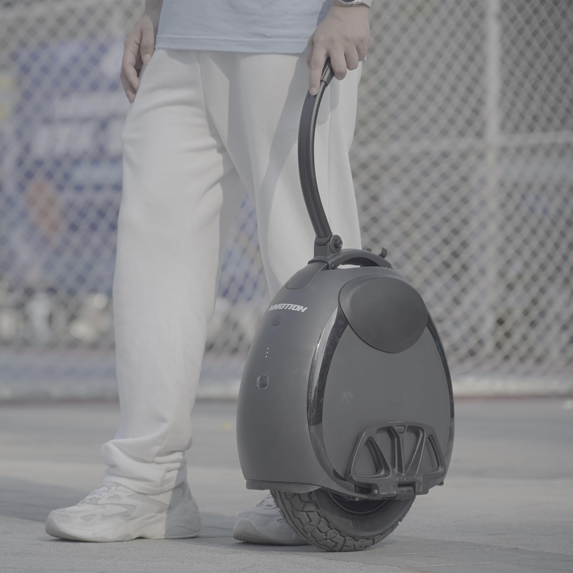 Monociclo eléctrico Inmotion V6 para Adultos, Color Negro, Motor de 500 W, autonomía de hasta 30 km, límite de Velocidad de 25 km/h, llanta sin cámara de 14", Color Negro.