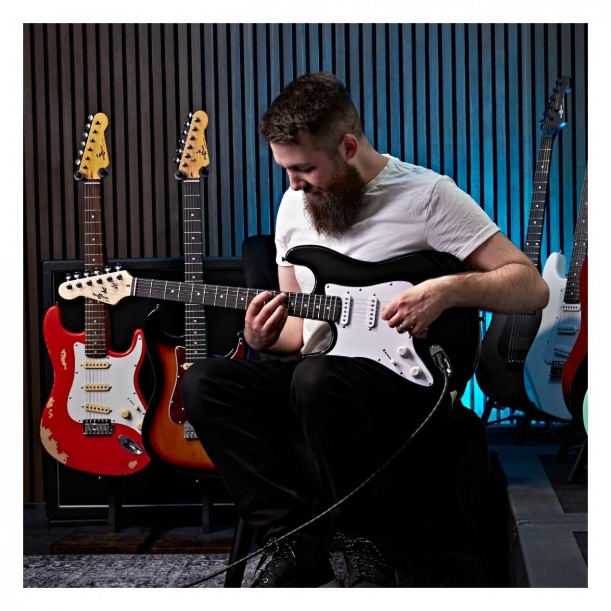 Chitarra elettrica completa per per mancini Serie LA di Gear4music, nero | Mancina e Pronta a Suonare, Manico Acero Liscio con Corpo Leggero in Paulonia, Tre Single Coil, Borsa, Nero