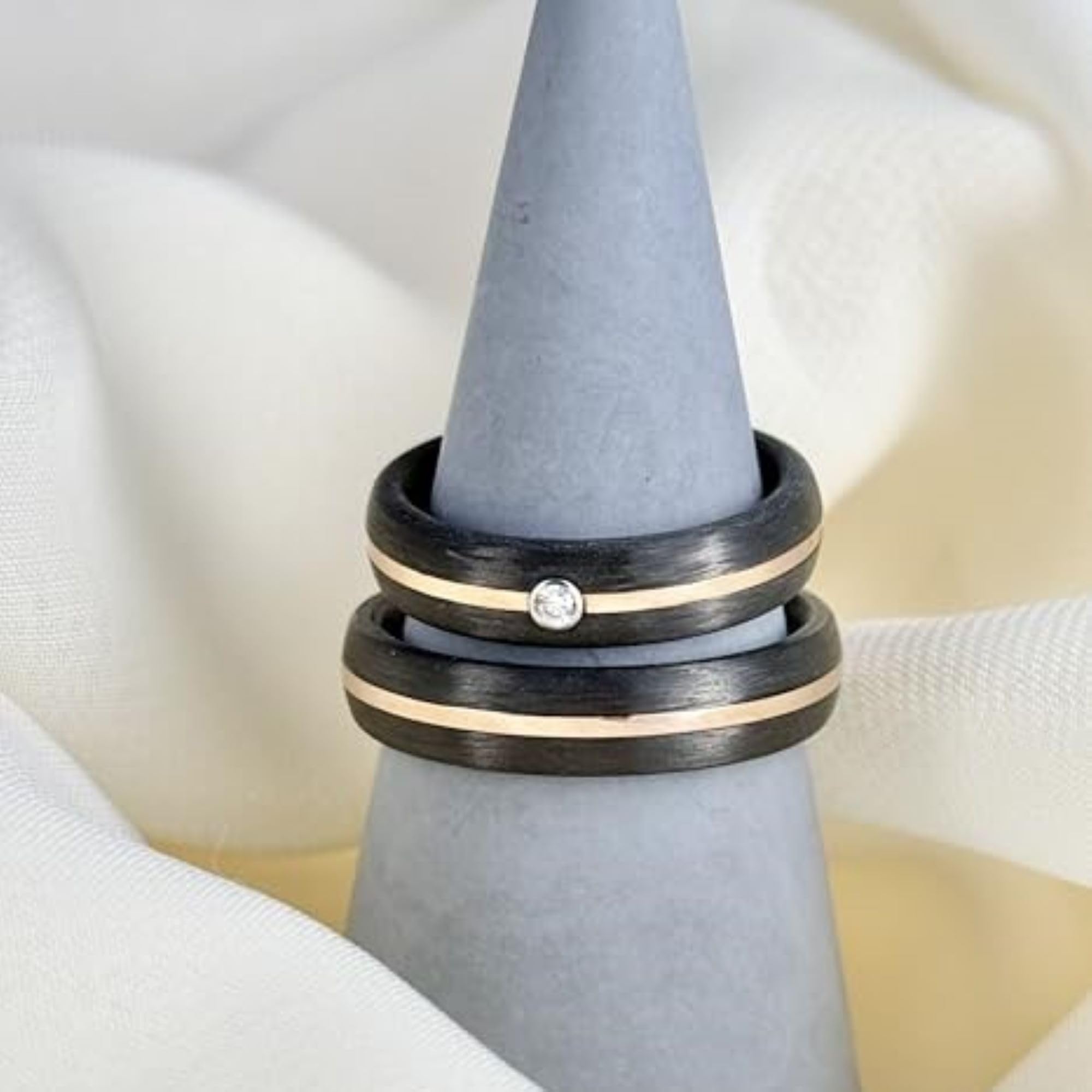 DOOSTI Damen Herren Ring schwarzes Carbon mit Edelstahl in Rosegold als Partnerring Ehering Trauring