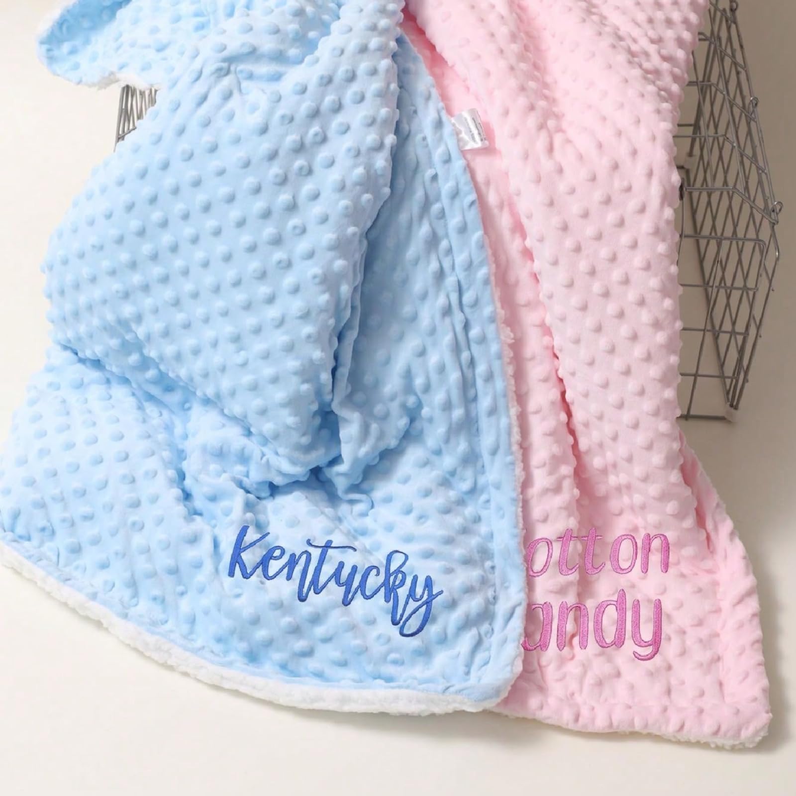 Couverture brodée avec nom de bébé : le cadeau de naissance personnalisé idéal