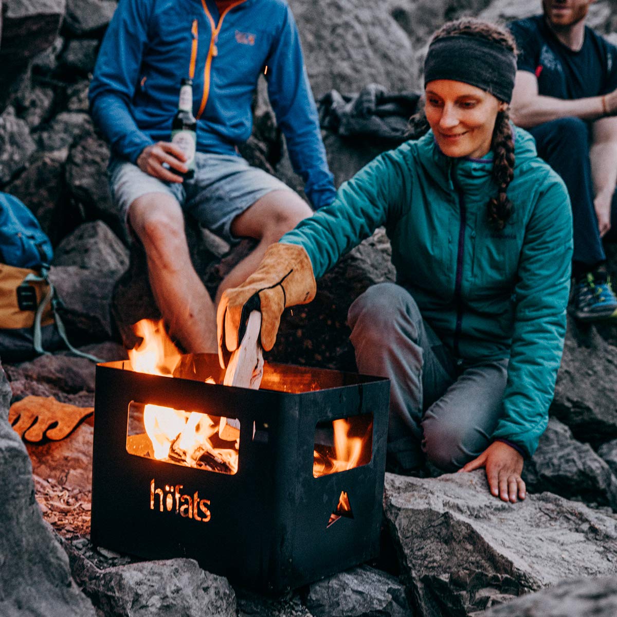 höfats - Beer Box Feuerschale - Getränkekiste, Feuerkorb, Grill, Flaschenöffner und Hocker in einem - für Garten und Terrasse - Corten-Stahl - schwarz, entwickelt eine langlebige Rost-Patina