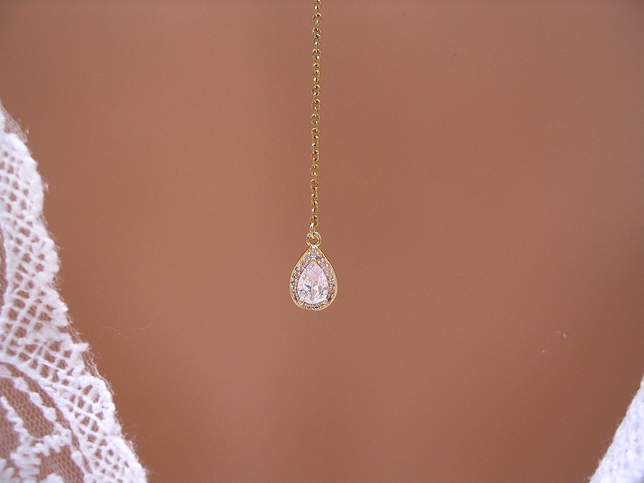 Collier de dos mariage, acier doré, perles transparentes et fleurs strass