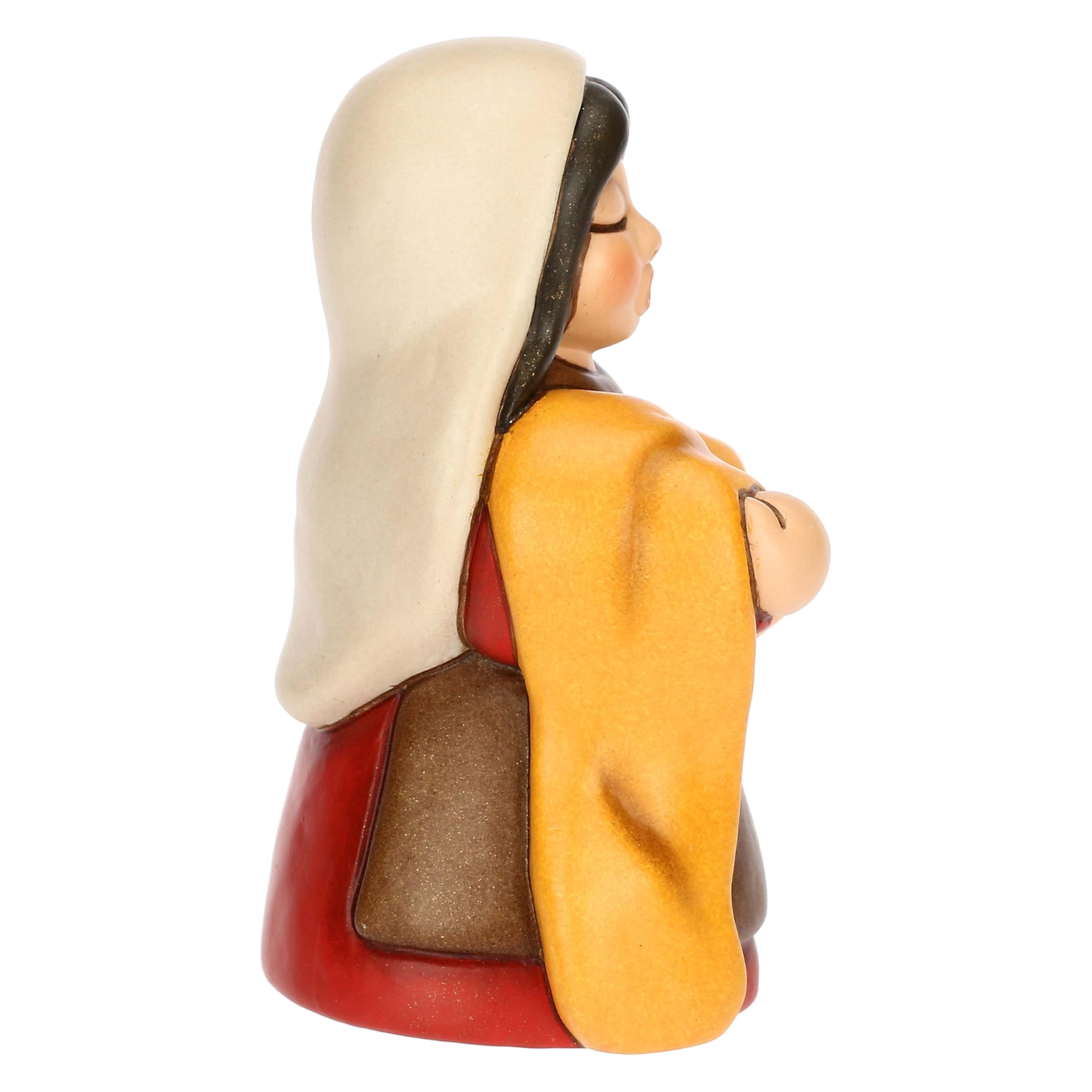 THUN, Venditrice di Stoffe Rossa in Ceramica di Alta Qualità, Collezione Presepe Classico, Statuine per Presepe di Natale da Collezione, 5,4 x 4,3 x 7,9 cm