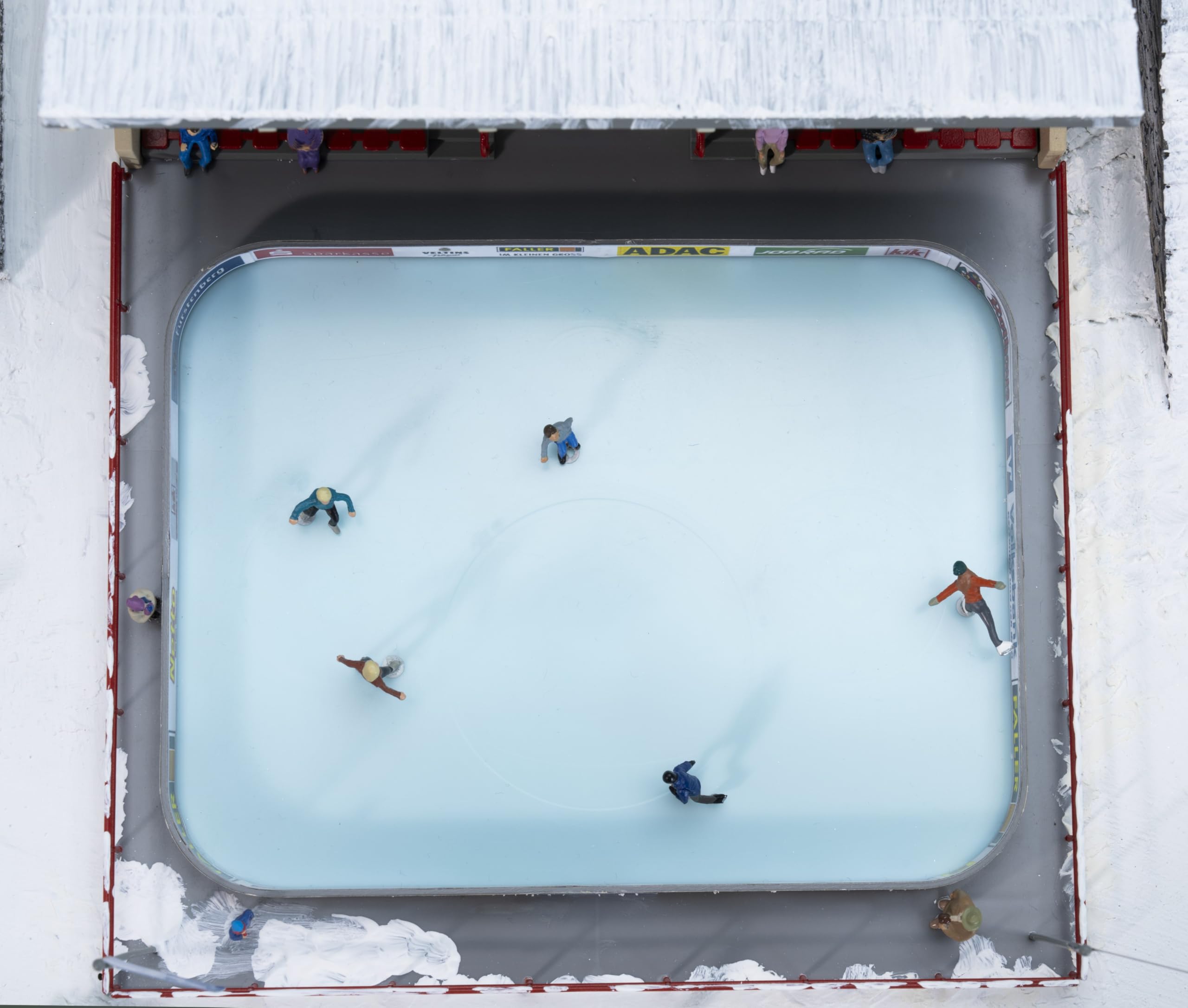 FALLER 134005 H0 - Pista de Hielo Artificial con Figuras móviles (Ancho de vía H0)