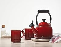 Vista 2 de Le Creuset - Juego de tetera de acero esmaltada y 2 tazas de cerámica, 1.25 cuartos de galón de tetera y (2) 14 onzas de tazas, rojo cereza