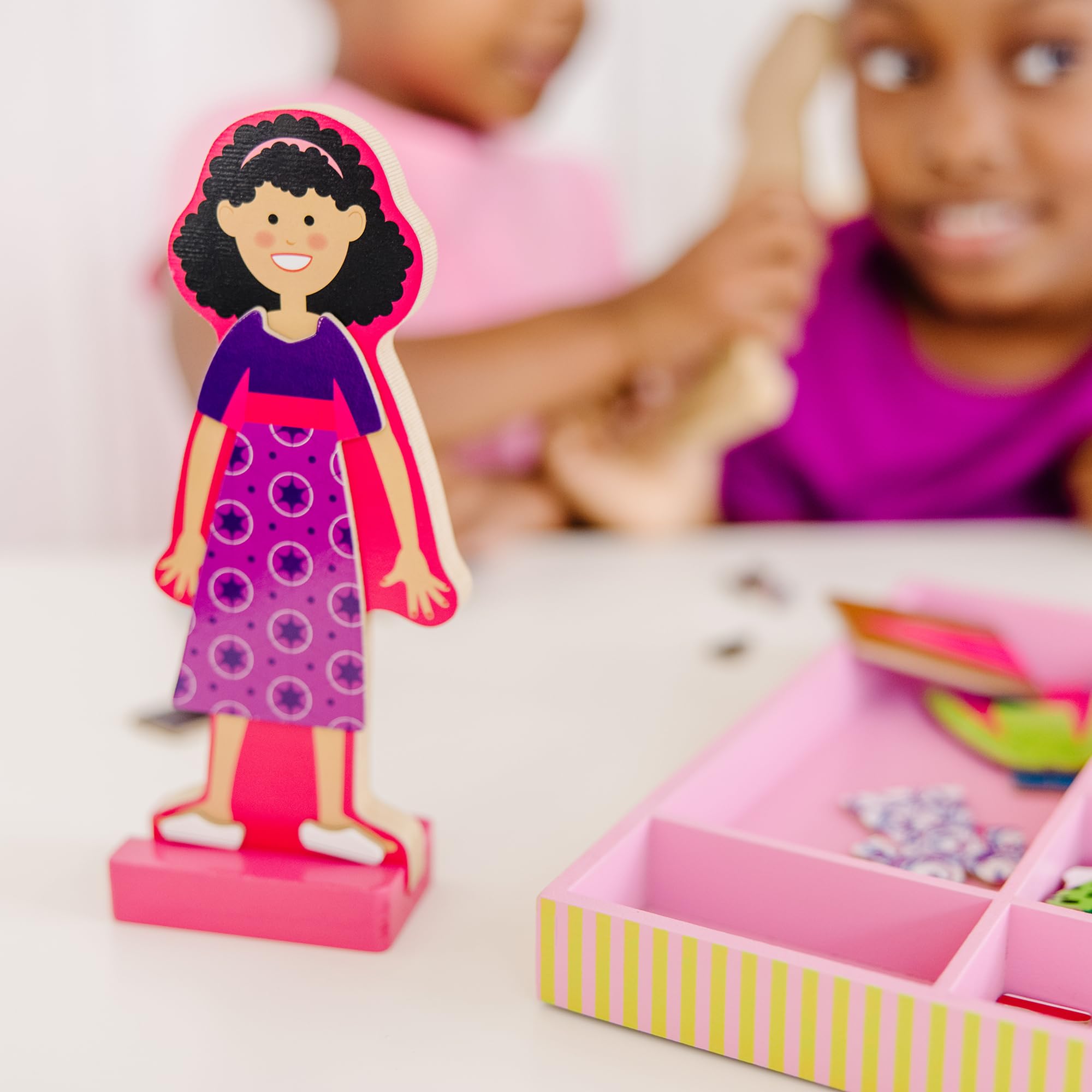 Melissa & Doug - Magnetische Anziehpuppen aus Holz - mit mehr als 60 Teilen für kreativen Ankleidespaß, Fördert Fantasie und Motorik, Für Kinder ab 3 Jahren