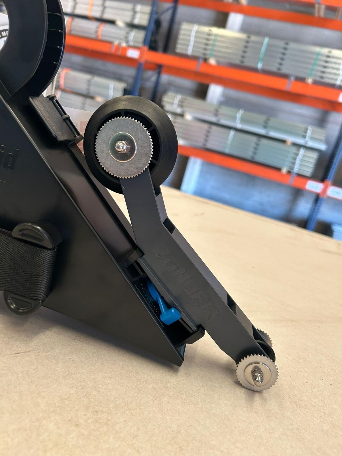 DELKOhybrid, herramienta de encintado para paneles de yeso. La mezcla perfecta de ZÜNDER y DELKOtaper, combinando sus mejores características para crear la mejor experiencia de encintado.
