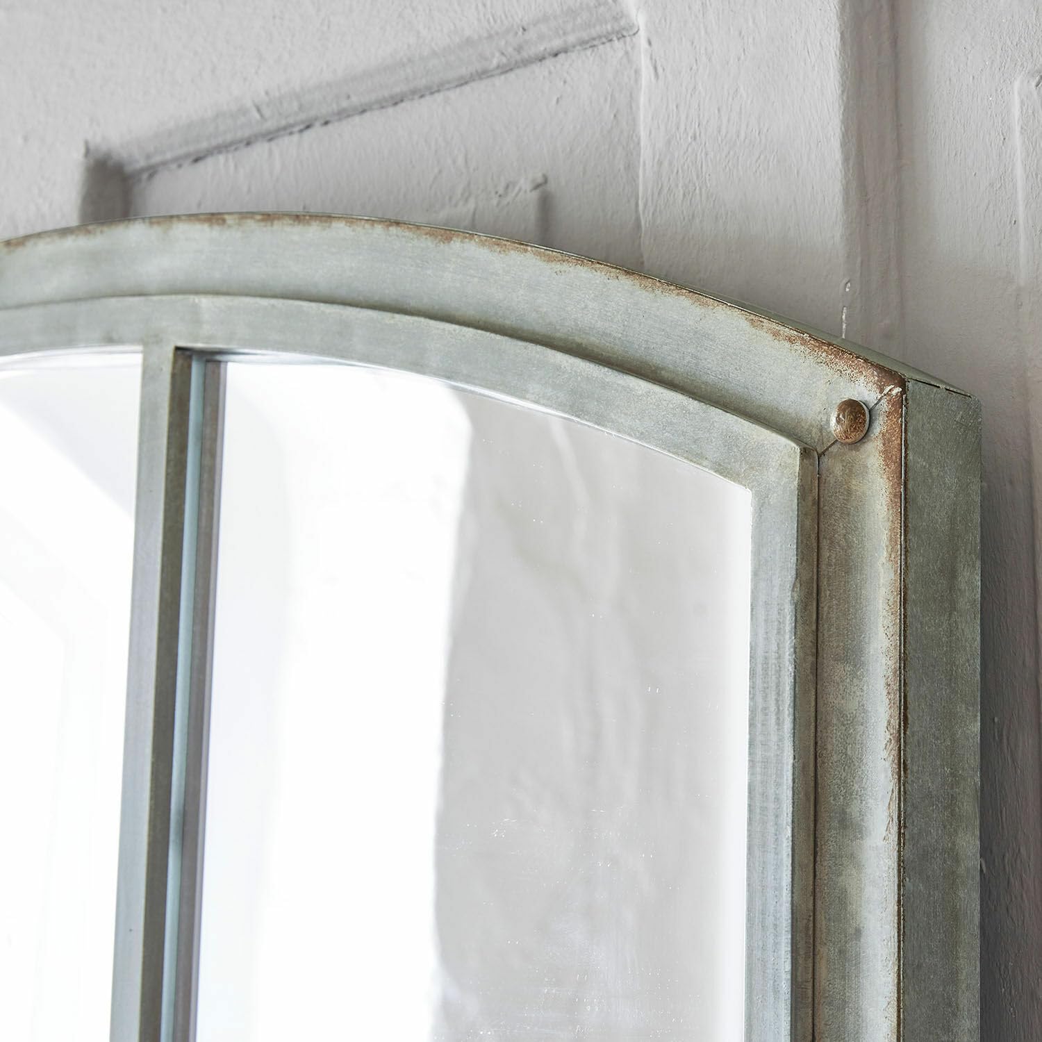 Loberon Spiegel Bayaert, Luxuriöse Nostalgie, Erinnert an Historische Fenster, Antik-Finish, Wohn-Accessoire, Eisen, Spiegelglas, antikgrau | Luxuriöse Nostalgie, Erinnert an Historische Fenster, Antik-Finish, Wohn-Accessoire, Eisen, Spiegelglas
