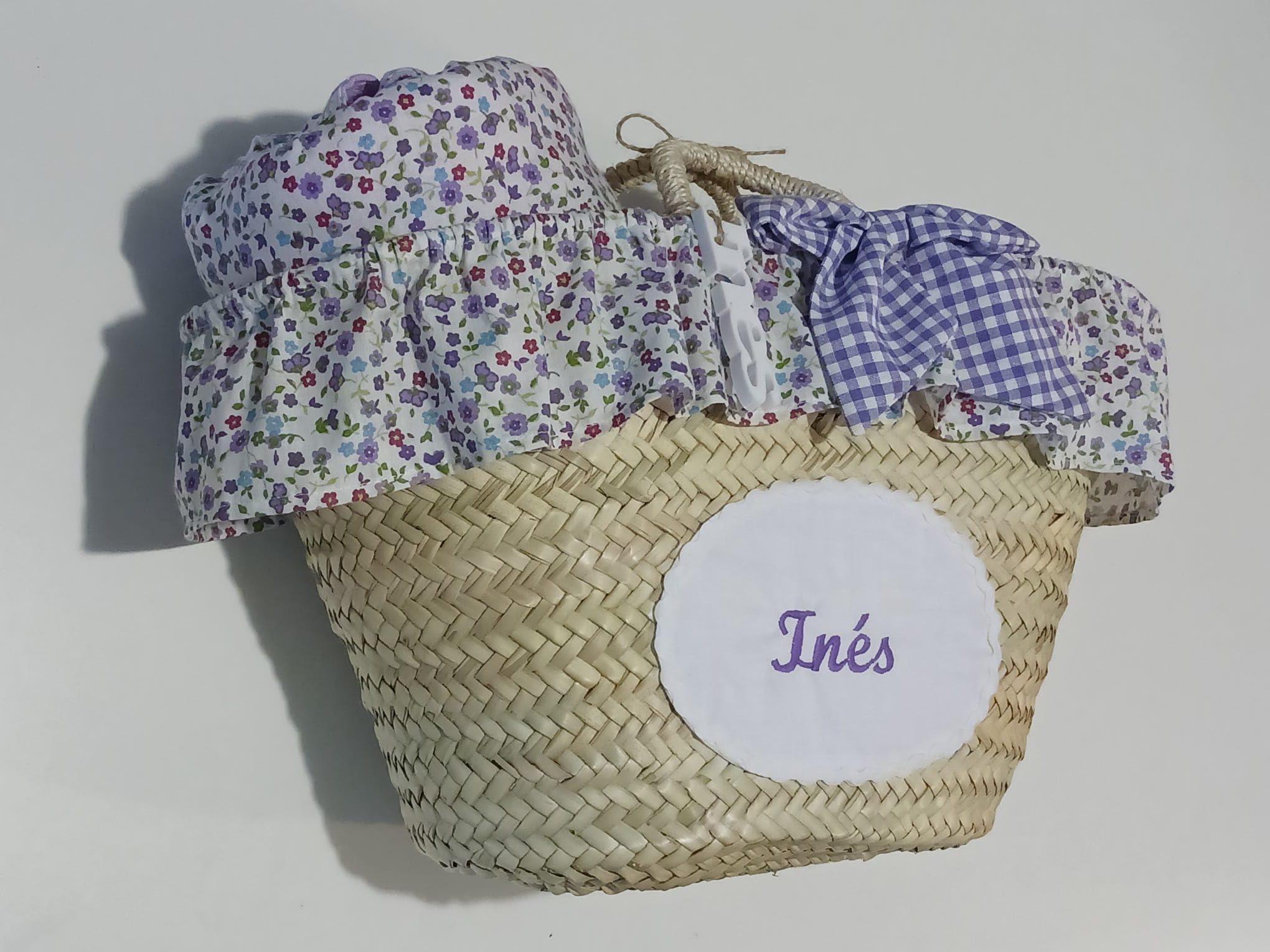 Capazo decorado y toalla a juego personalizados. (Combinaciones disponibles ver en las imágenes) Regalo comunión, capazo playa, regalo bebé.