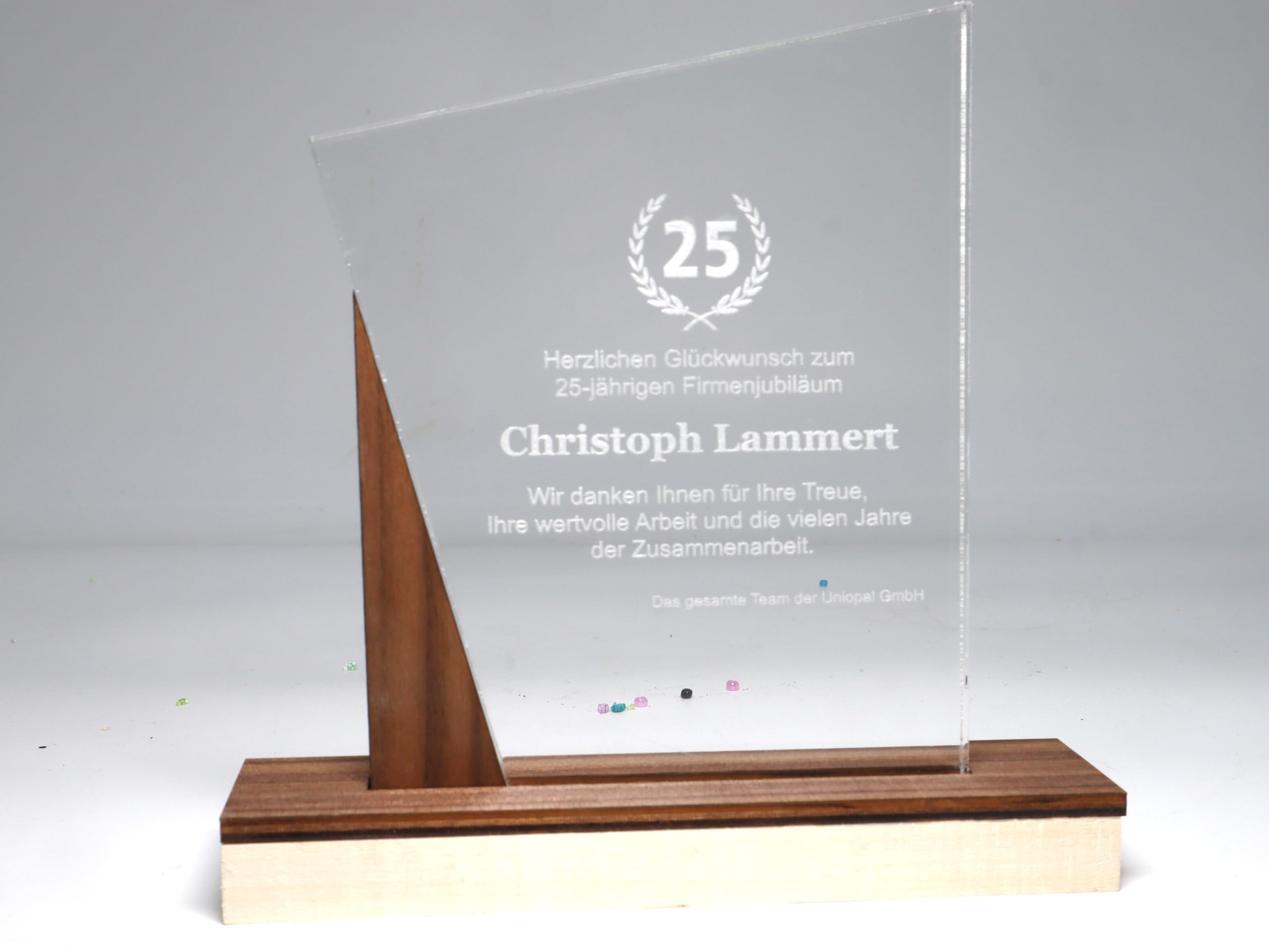 Elegante Trophäe aus Acrylglas mit Nussbaum – Individuelle Gravur – Moderne Auszeichnung & Award