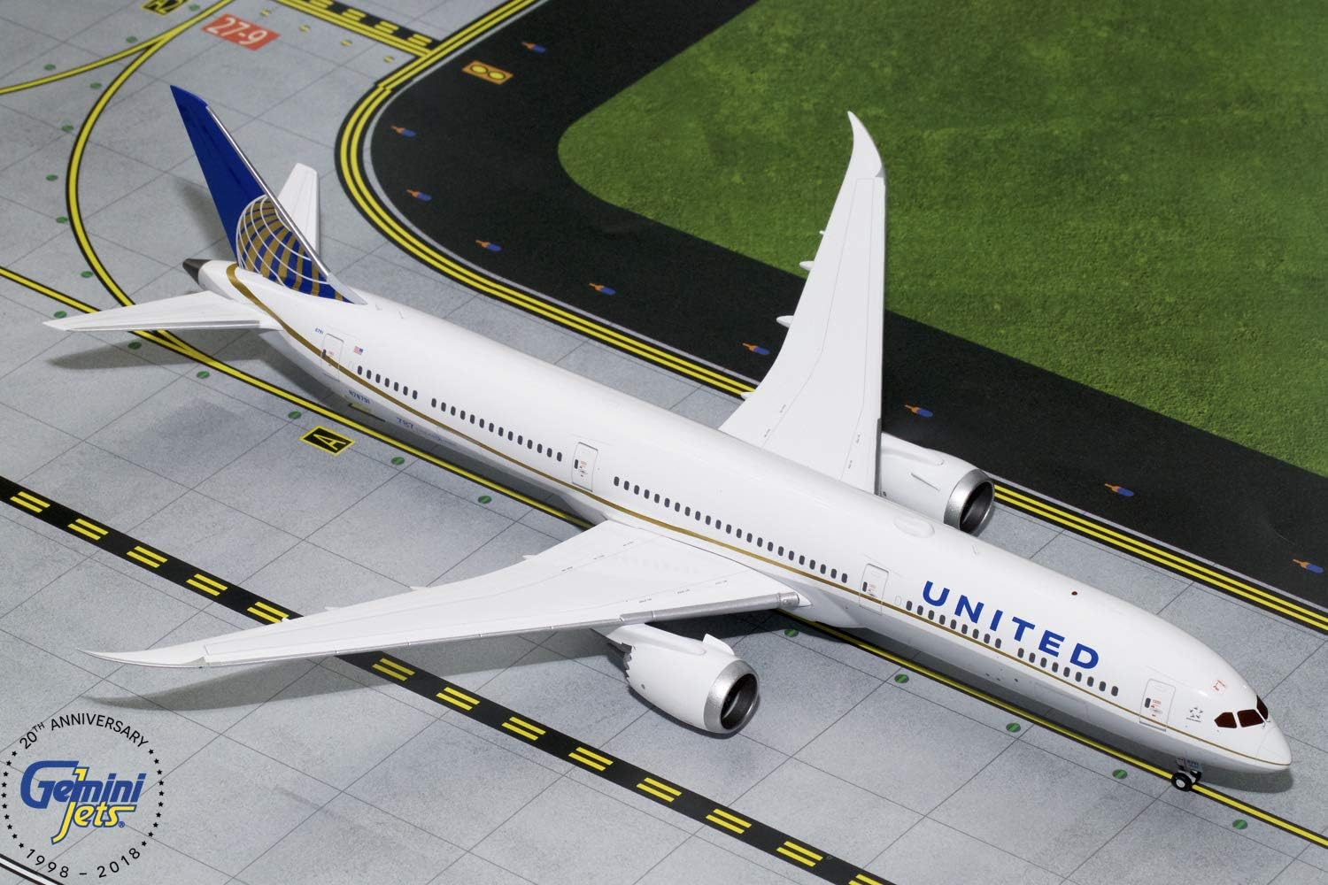 Amazon Com Geminijets 1 0 Scale United Airlines Boeing 787 8 Dreamliner Toys Games