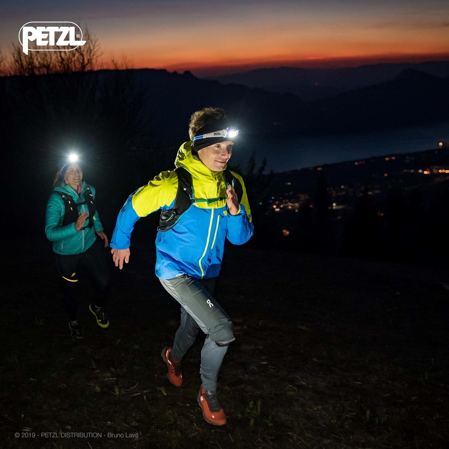 PETZL, Swift Rl Lamp Blue, Compact, Very Powerful and Rechargeable headlamp Featuring Reactive Lighting® Technology. 900 lumens.