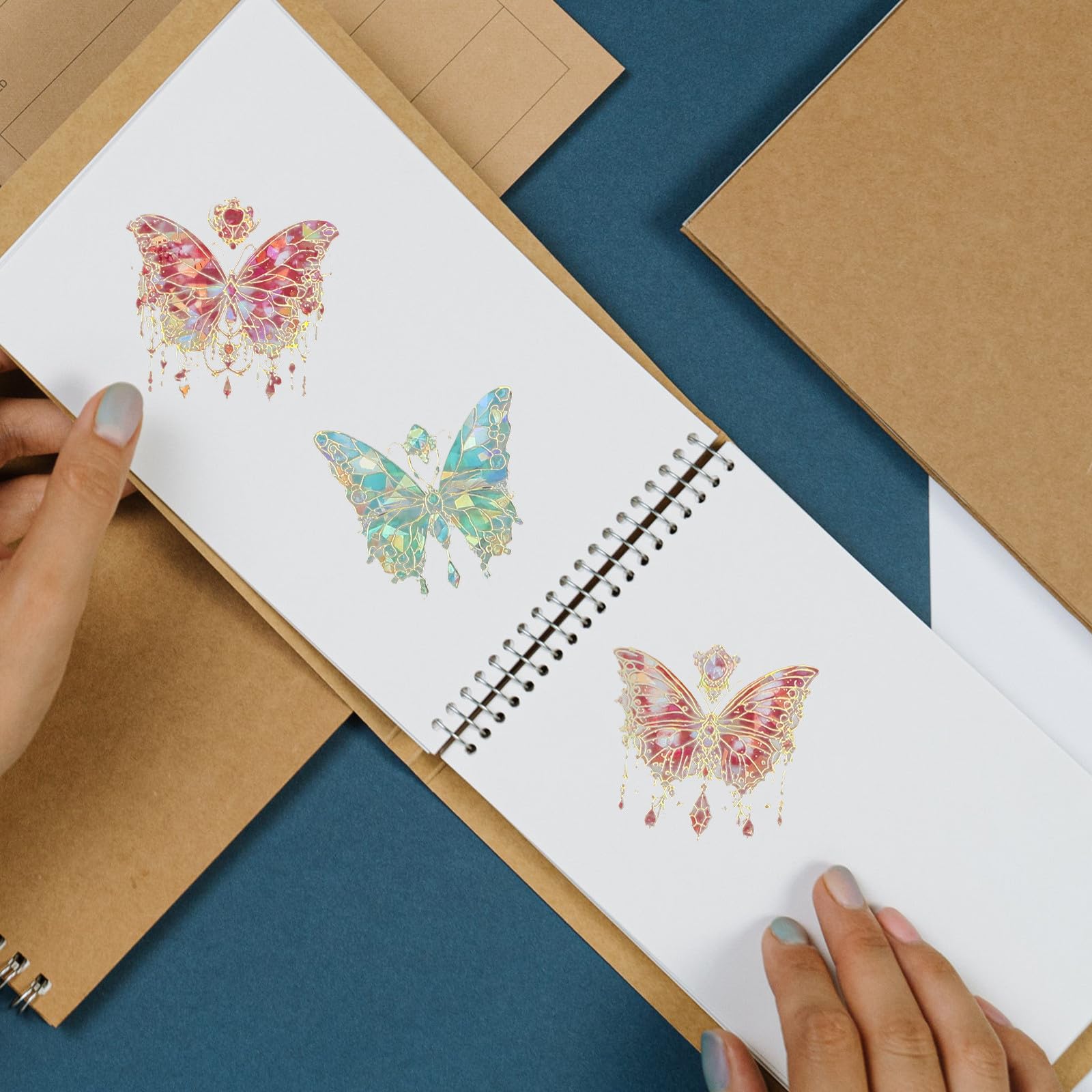 Didiseaon 360 Pezzi Adesivi Scrapbooking Farfalla Olografici Pet per | Decorazioni Miste, Effetto Cristallo, Fogli Pet, per Valigie e Portatili, Stile Unico, Facile da Usare Stile Casuale
