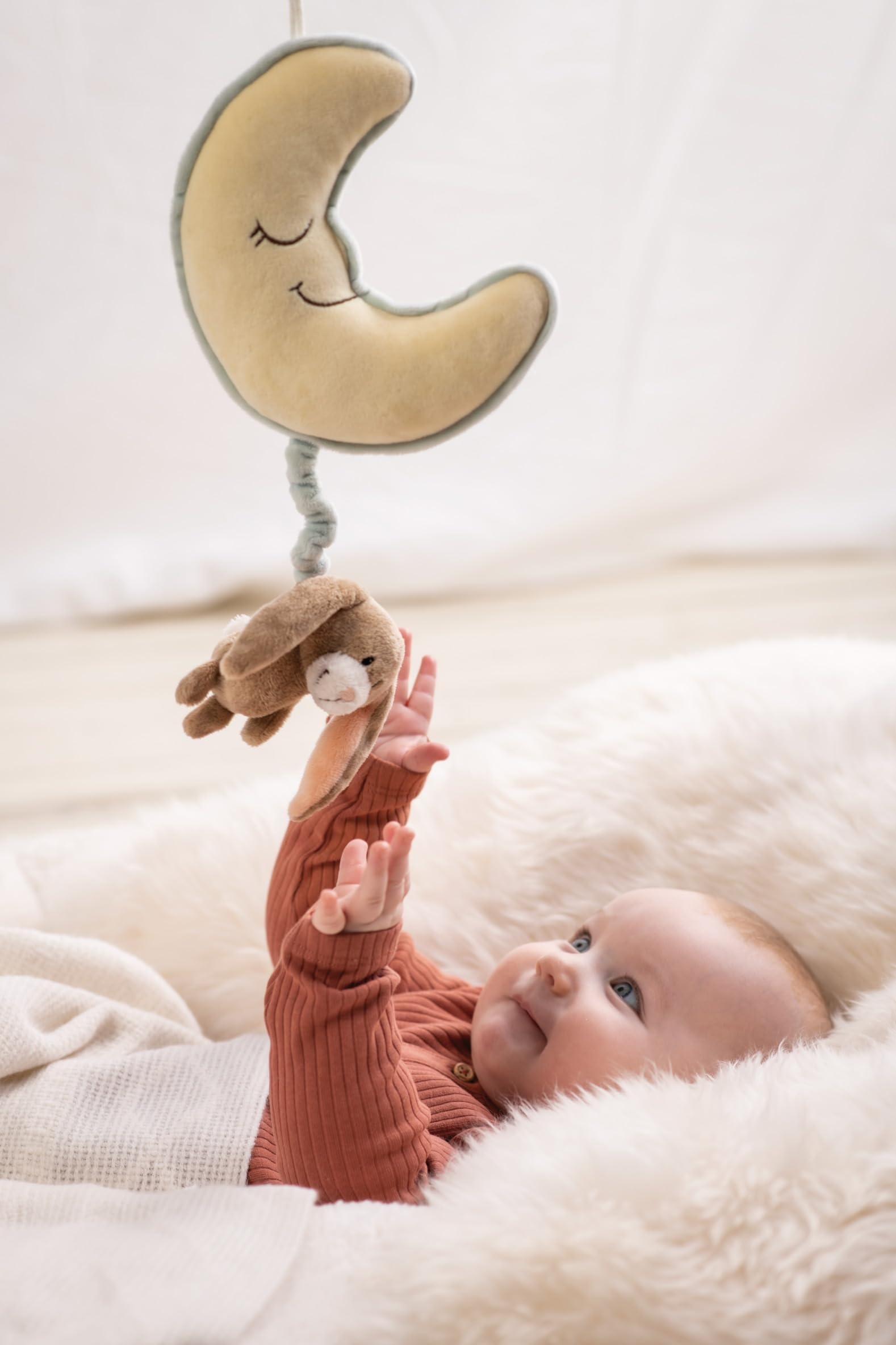 NICI Baby Spieluhr Mond 16x14cm mit Hase Lopino 9cm - braun - Einschlafhilfe für Babys und Kleinkinder ab der Geburt, Stofftier für Jungen und Mädchen ideal für Bett, Kinderwagen & Wiege - 62986 - 3